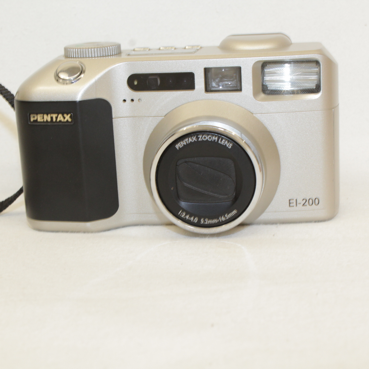 Appareil photo Pentax EI-200 Bon état - 40,00 € Appareil photo Pentax EI-200 Bon état reconditionné disponible sur Label Emmaüs