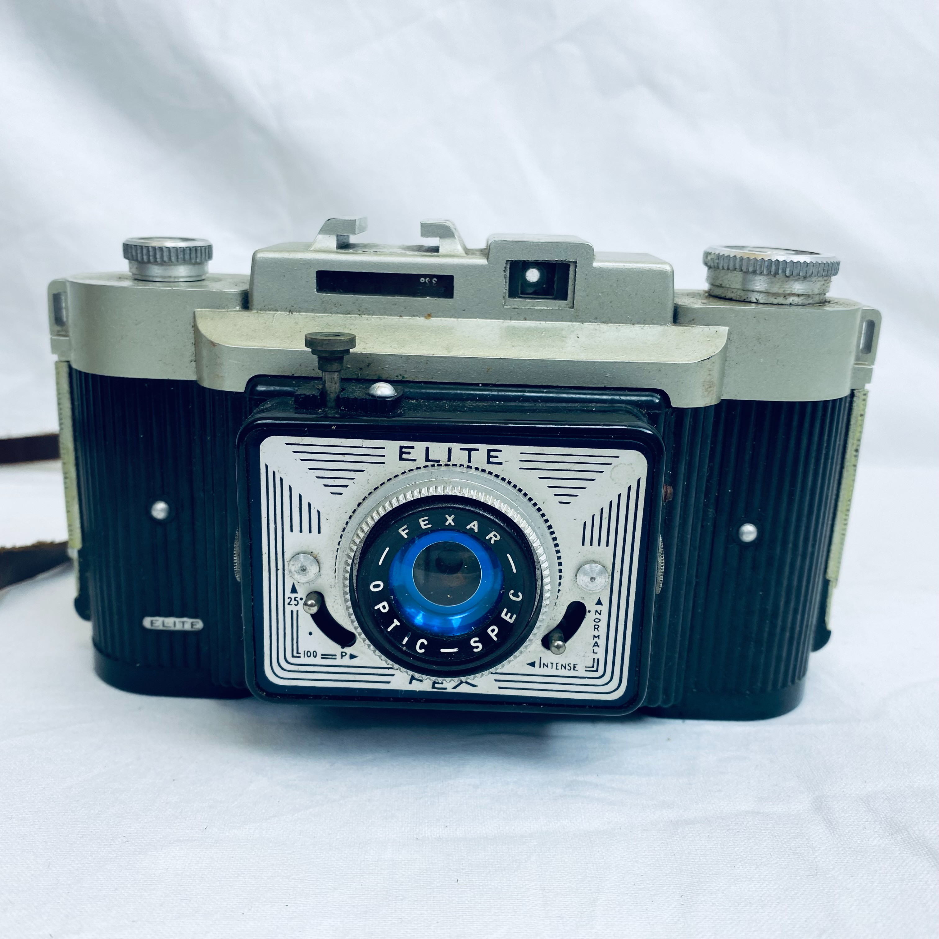 Voir photo 2 de Appareil Photo Vintage FEX Elite (Bakélite) + Étui en Cuir d'origine - Année 50 Appareil Photo Vintage FEX Elite (Bakélite) + Étui en Cuir d'origine - Année 50 État correct reconditionné photo 2