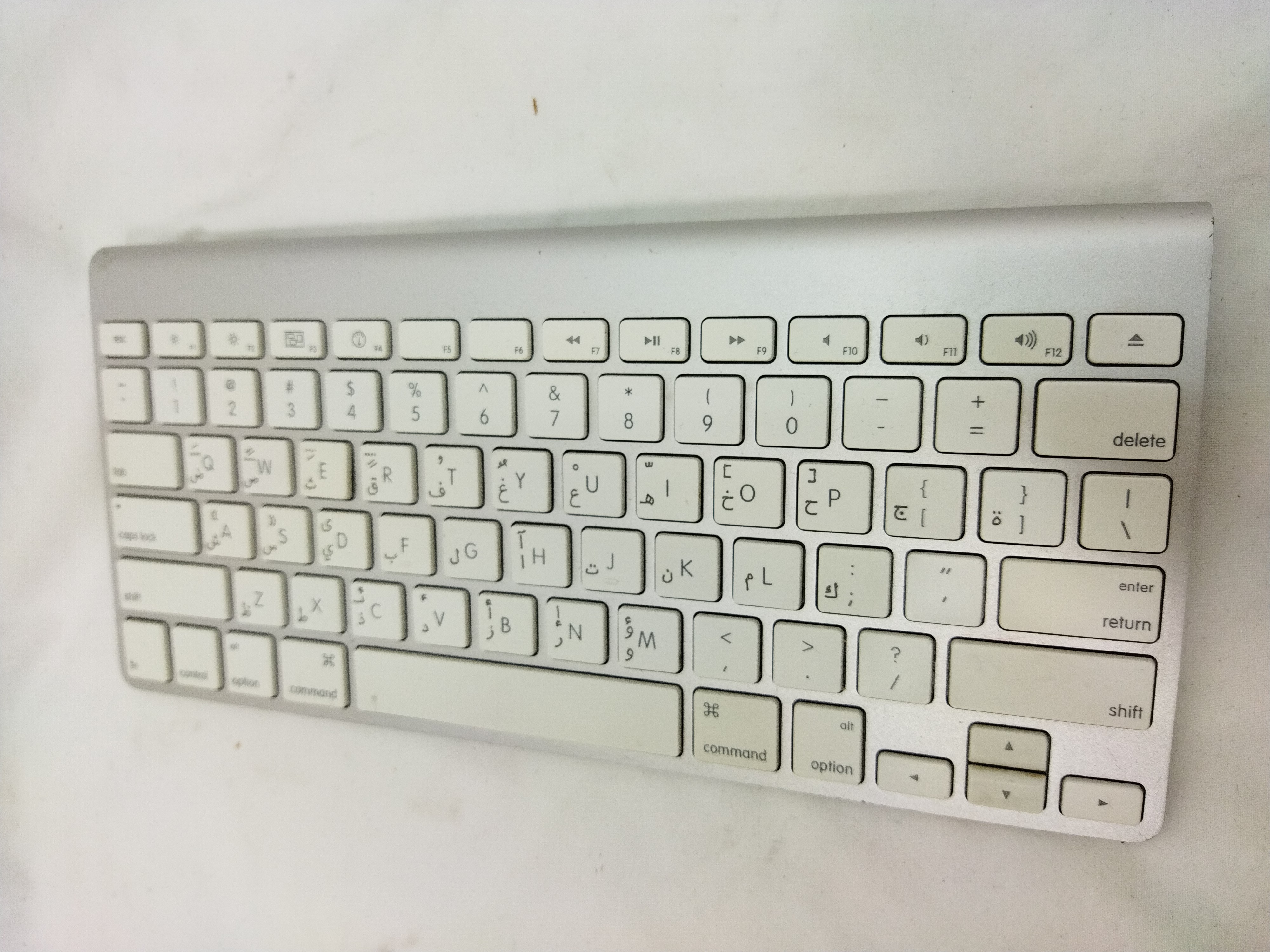 Voir photo 2 de Apple Magic Keyboard QWERTY et Arabe fonctionnel Bluetooth Apple Magic Keyboard QWERTY et Arabe fonctionnel Bluetooth Très bon état reconditionné photo 2