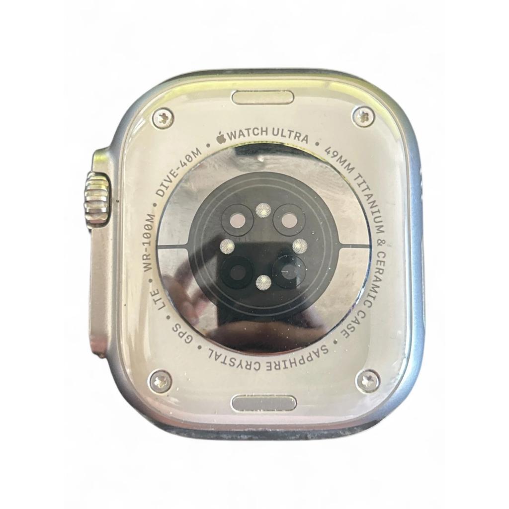Voir photo 3 de Apple Watch Ultra 2 (2023) GPS + Cellular 49 mm - Titane Titane naturel - Boucle Trail Gris | Dero Apple Watch Ultra 2 (2023) GPS + Cellular 49 mm - Titane Titane naturel - Boucle Trail Gris Reconditionné Apple reconditionné photo 3 | Dero
