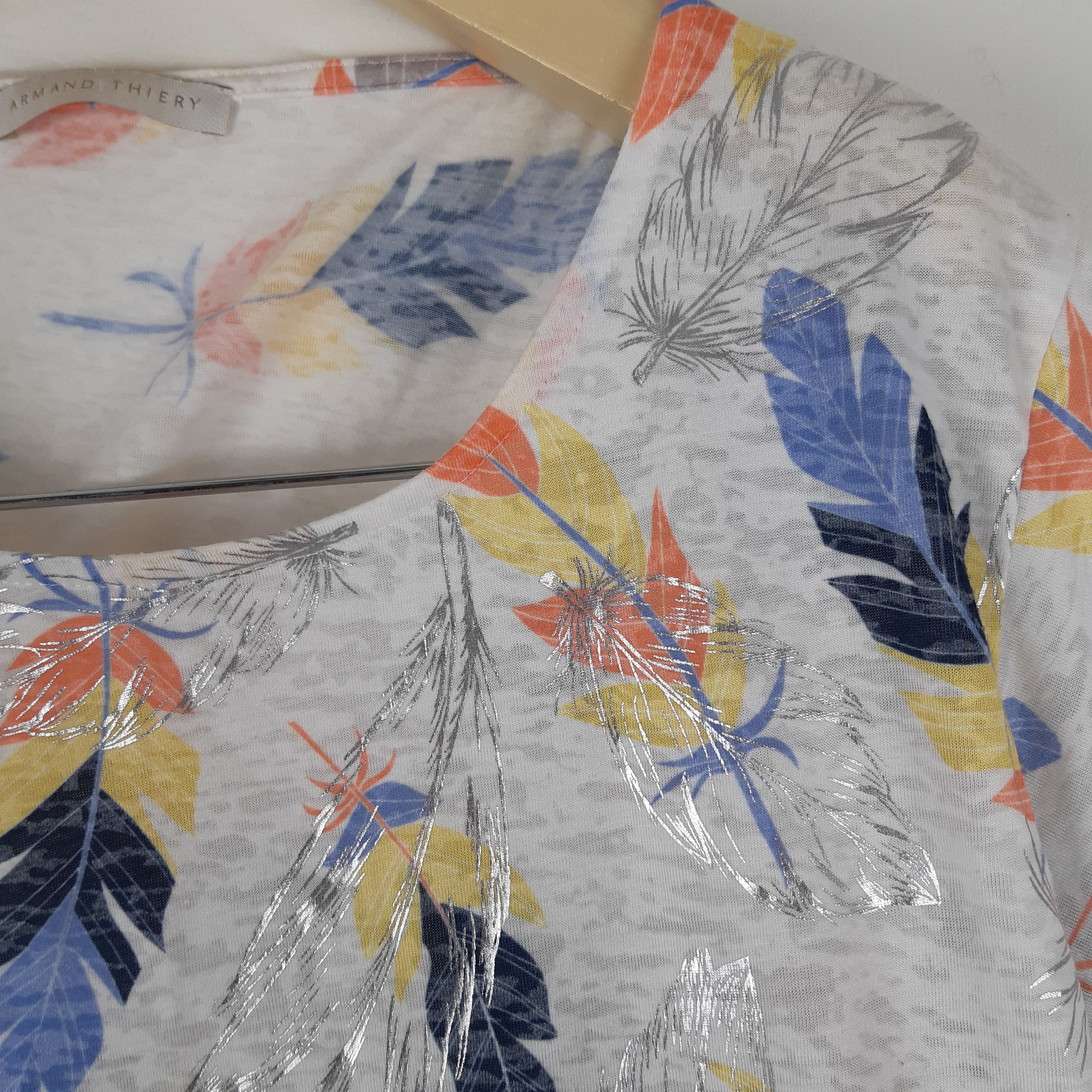 Voir photo 2 de Armand Thiéry - Top imprimé plumes écru - Taille XL mesures Carrure= 40 Poitrine= 51 Longueur= 60 Armand Thiéry - Top imprimé plumes écru - Taille XL mesures Carrure= 40 Poitrine= 51 Longueur= 60 Très bon état reconditionné photo 2