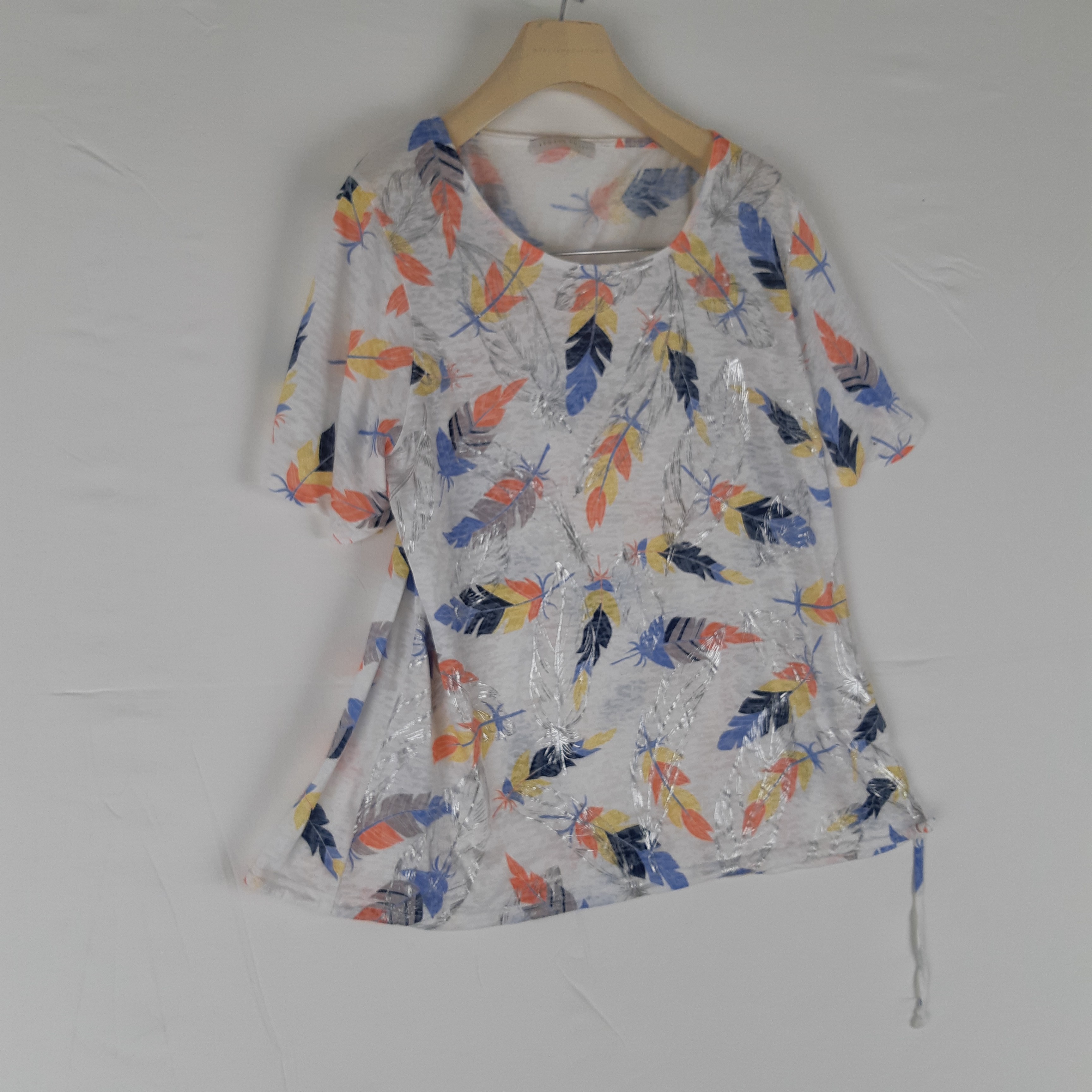 Voir photo 3 de Armand Thiéry - Top imprimé plumes écru - Taille XL mesures Carrure= 40 Poitrine= 51 Longueur= 60 Armand Thiéry - Top imprimé plumes écru - Taille XL mesures Carrure= 40 Poitrine= 51 Longueur= 60 Très bon état reconditionné photo 3
