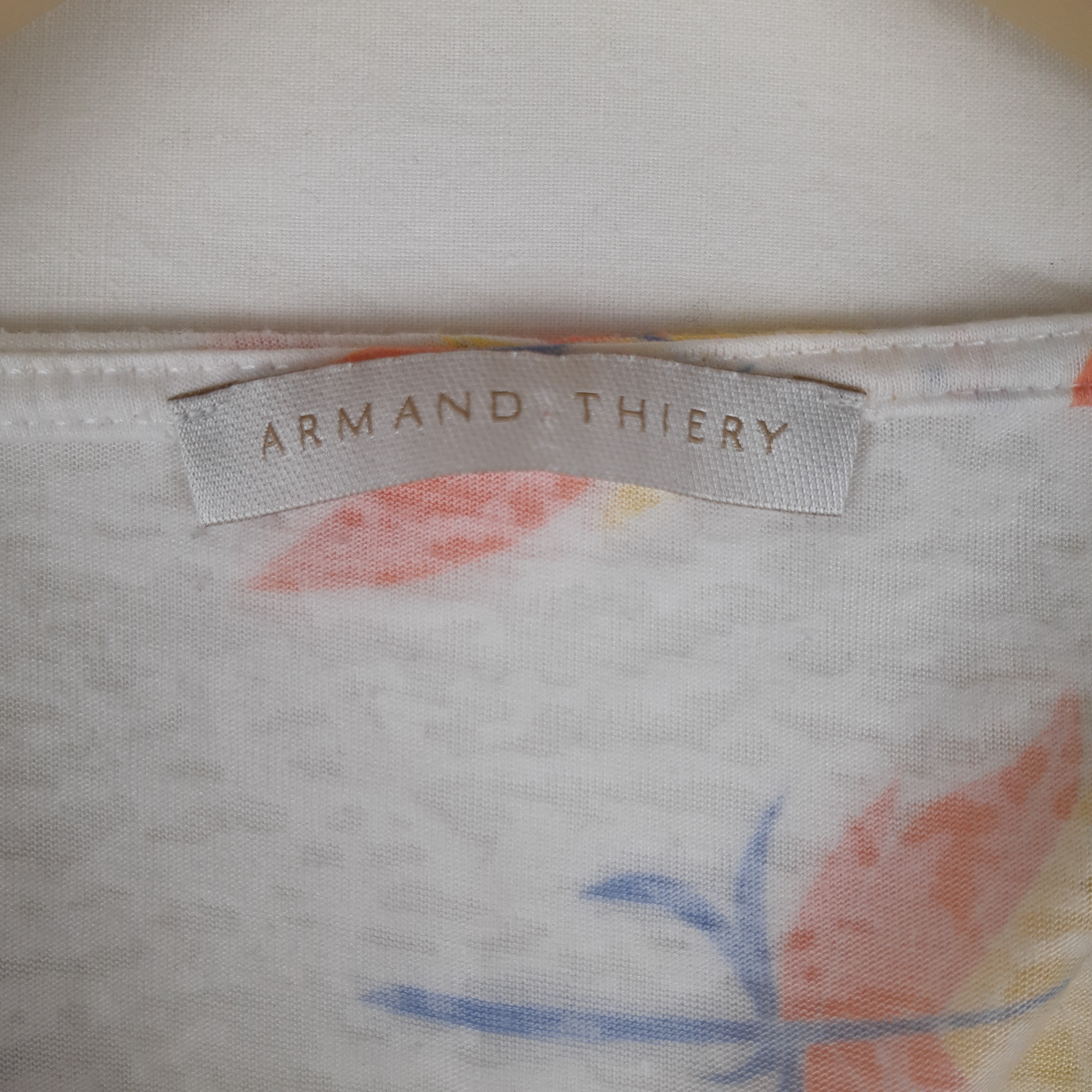 Voir photo 6 de Armand Thiéry - Top imprimé plumes écru - Taille XL mesures Carrure= 40 Poitrine= 51 Longueur= 60 Armand Thiéry - Top imprimé plumes écru - Taille XL mesures Carrure= 40 Poitrine= 51 Longueur= 60 Très bon état reconditionné photo 6