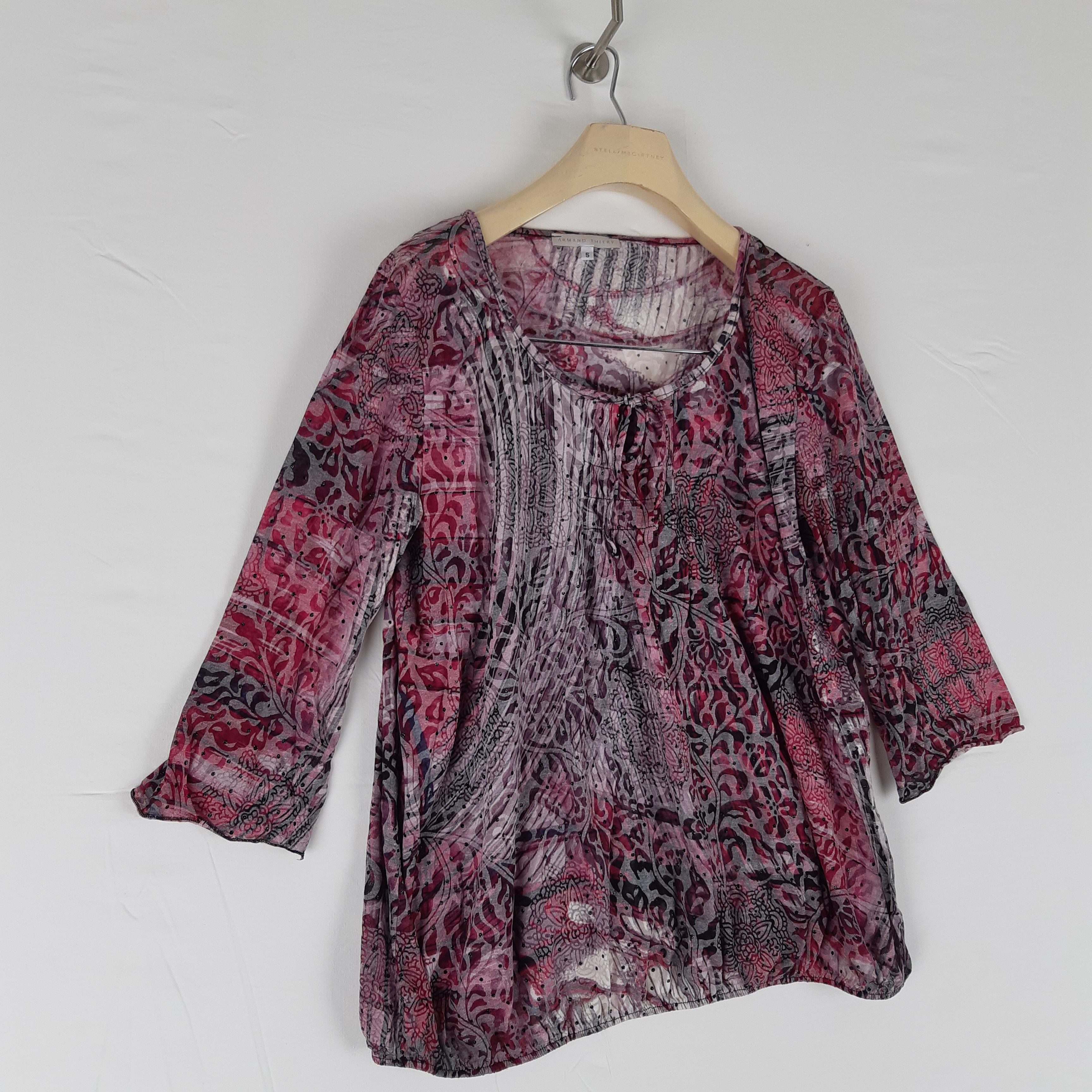 Voir photo 3 de Armand Thiery - Top imprimé rose et gris - Taille 5 mesures Poitrine= 44 Longueur= 64 Armand Thiery - Top imprimé rose et gris - Taille 5 mesures Poitrine= 44 Longueur= 64 Très bon état reconditionné photo 3