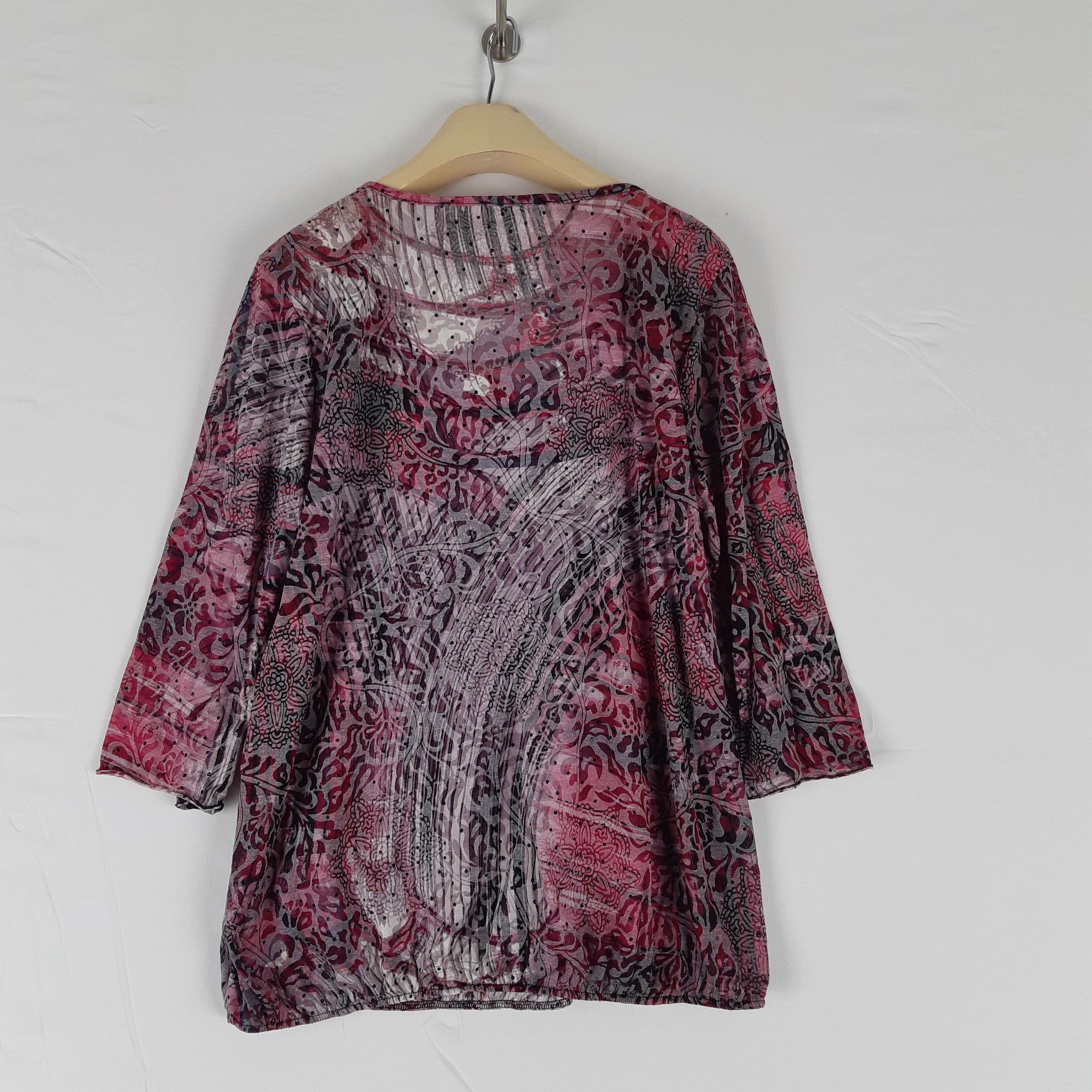 Voir photo 4 de Armand Thiery - Top imprimé rose et gris - Taille 5 mesures Poitrine= 44 Longueur= 64 Armand Thiery - Top imprimé rose et gris - Taille 5 mesures Poitrine= 44 Longueur= 64 Très bon état reconditionné photo 4