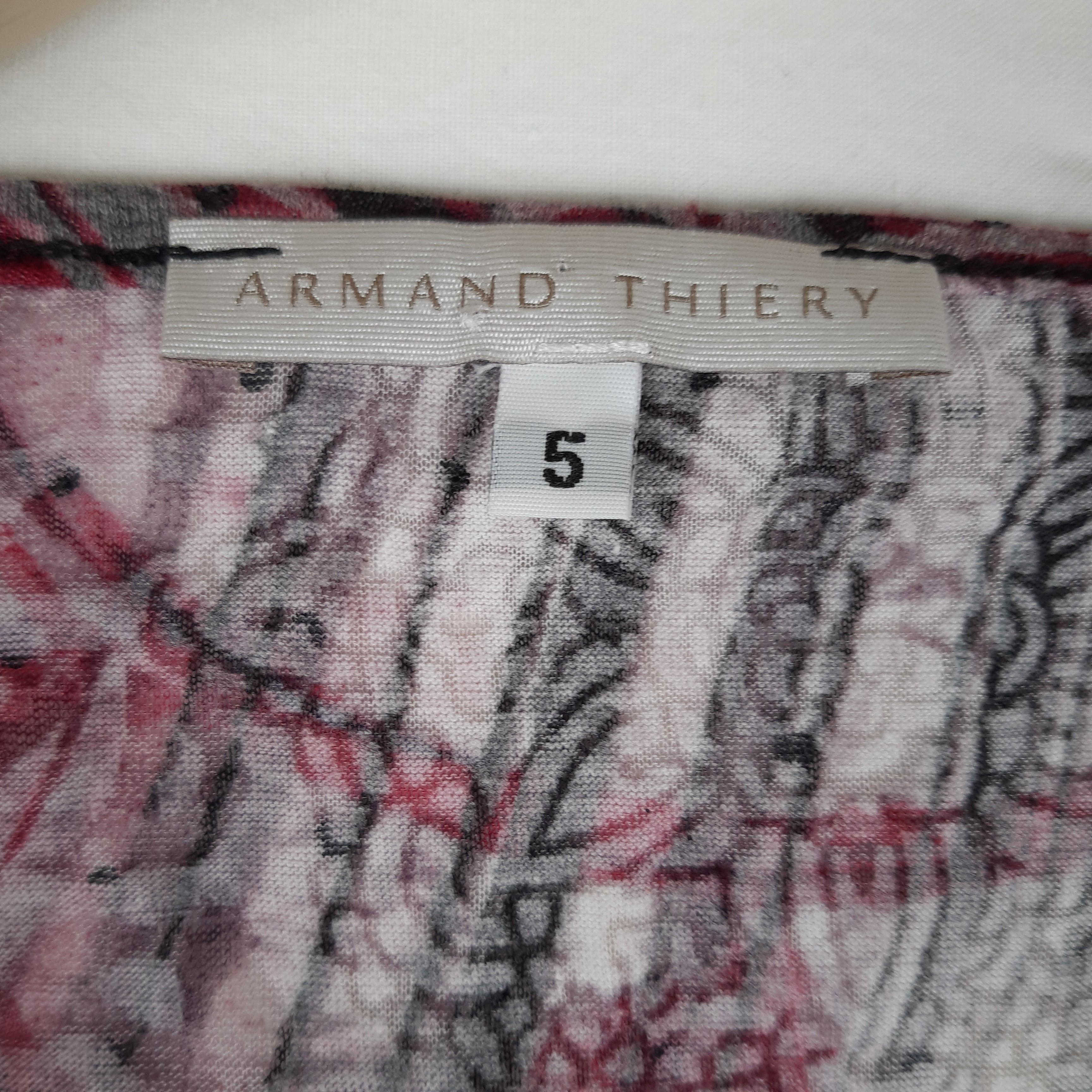 Voir photo 5 de Armand Thiery - Top imprimé rose et gris - Taille 5 mesures Poitrine= 44 Longueur= 64 Armand Thiery - Top imprimé rose et gris - Taille 5 mesures Poitrine= 44 Longueur= 64 Très bon état reconditionné photo 5
