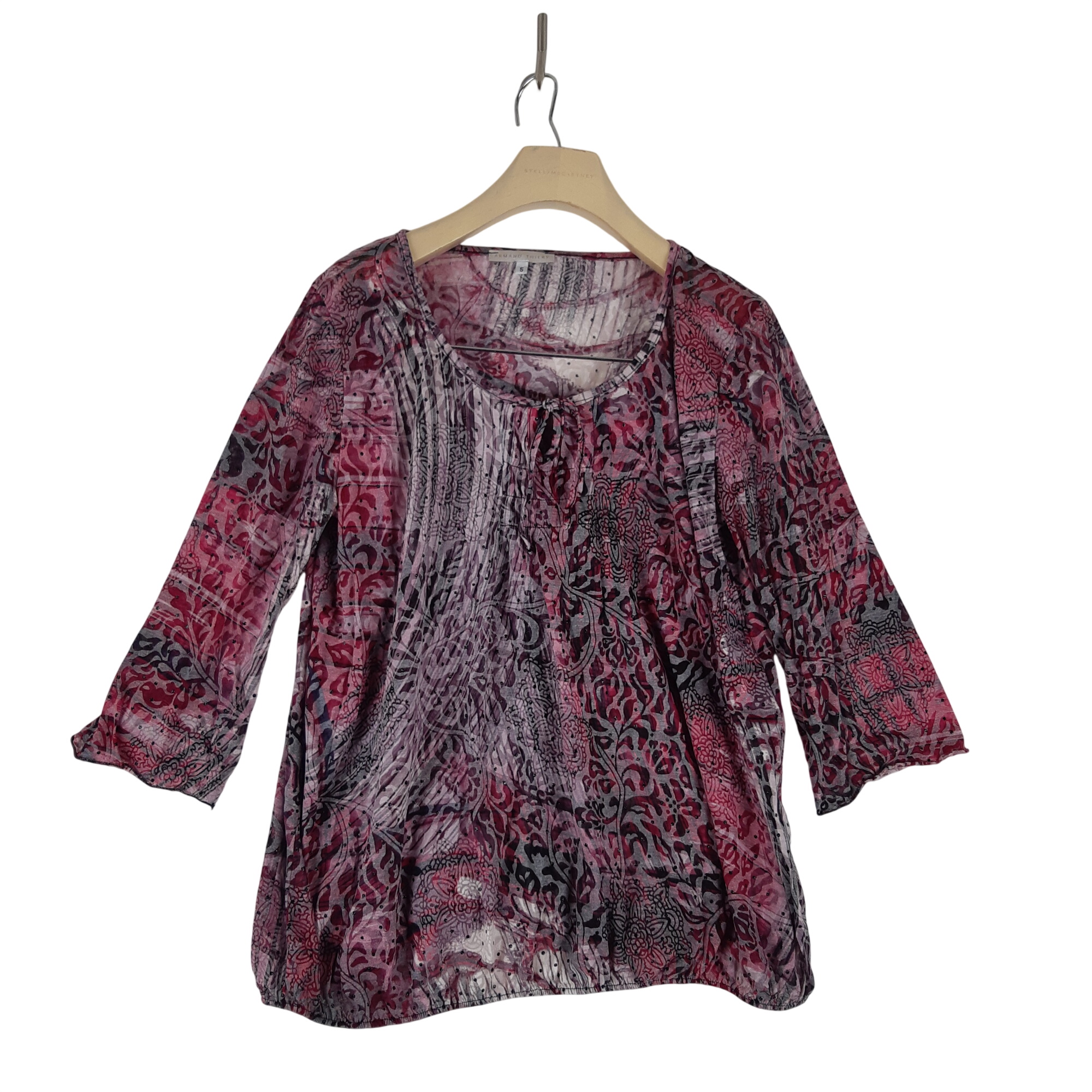 Armand Thiery - Top imprimé rose et gris - Taille 5 mesures Poitrine= 44 Longueur= 64 Très bon état - 18,00 € Armand Thiery - Top imprimé rose et gris - Taille 5 mesures Poitrine= 44 Longueur= 64 Très bon état reconditionné disponible sur Label Emmaüs