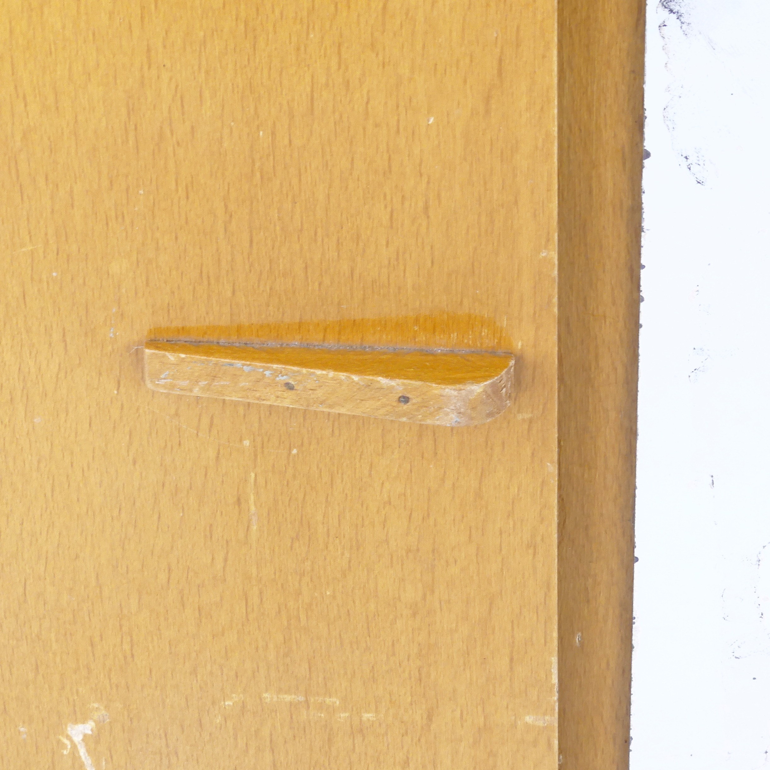 Voir photo 4 de Armoire de poupée vintage en bois Armoire de poupée vintage en bois Bon état reconditionné photo 4