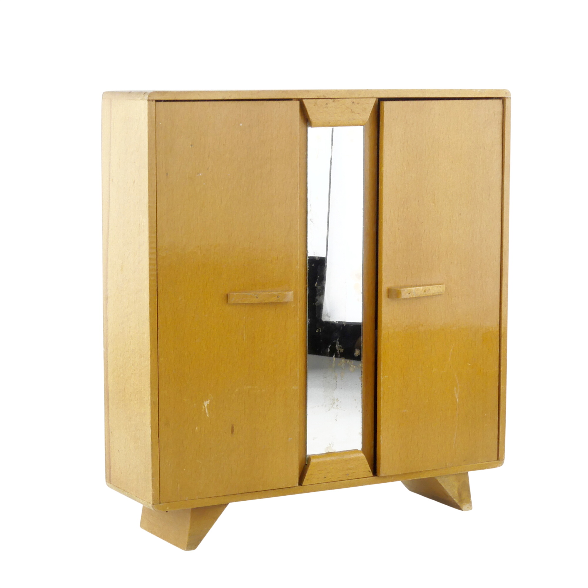 Acheter Armoire de poupée vintage en bois Bon état - 15,00 € Armoire de poupée vintage en bois Bon état reconditionné disponible sur Label Emmaüs