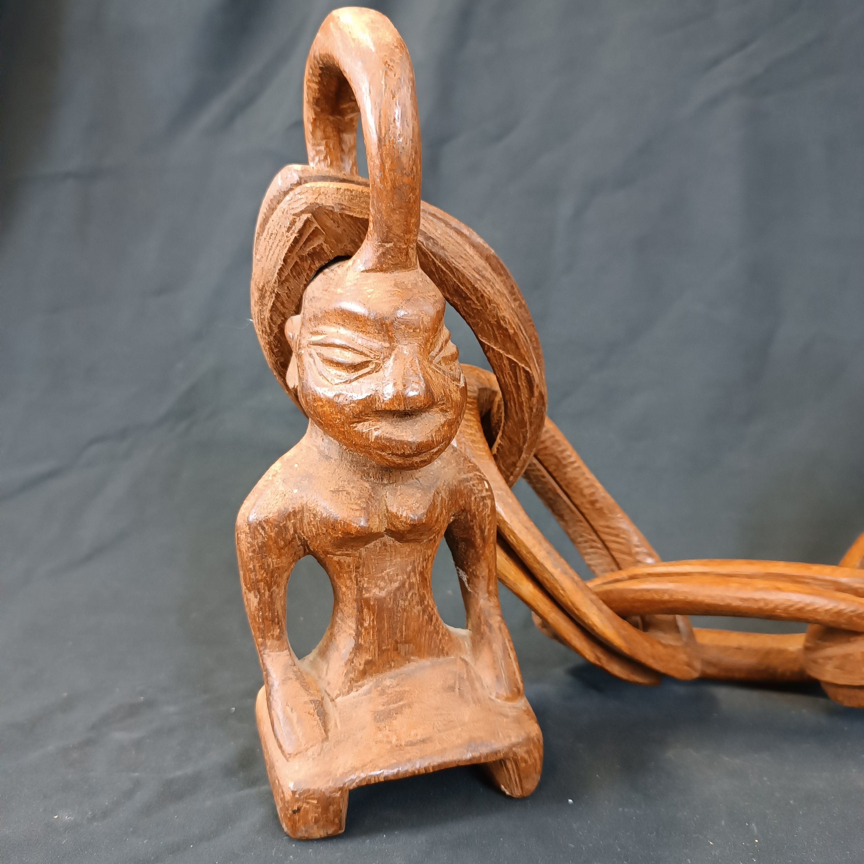 Voir photo 4 de Art africain : ancienne chaîne de mariage Homme - Femme en bois sculpté Art africain : ancienne chaîne de mariage Homme - Femme en bois sculpté Bon état reconditionné photo 4