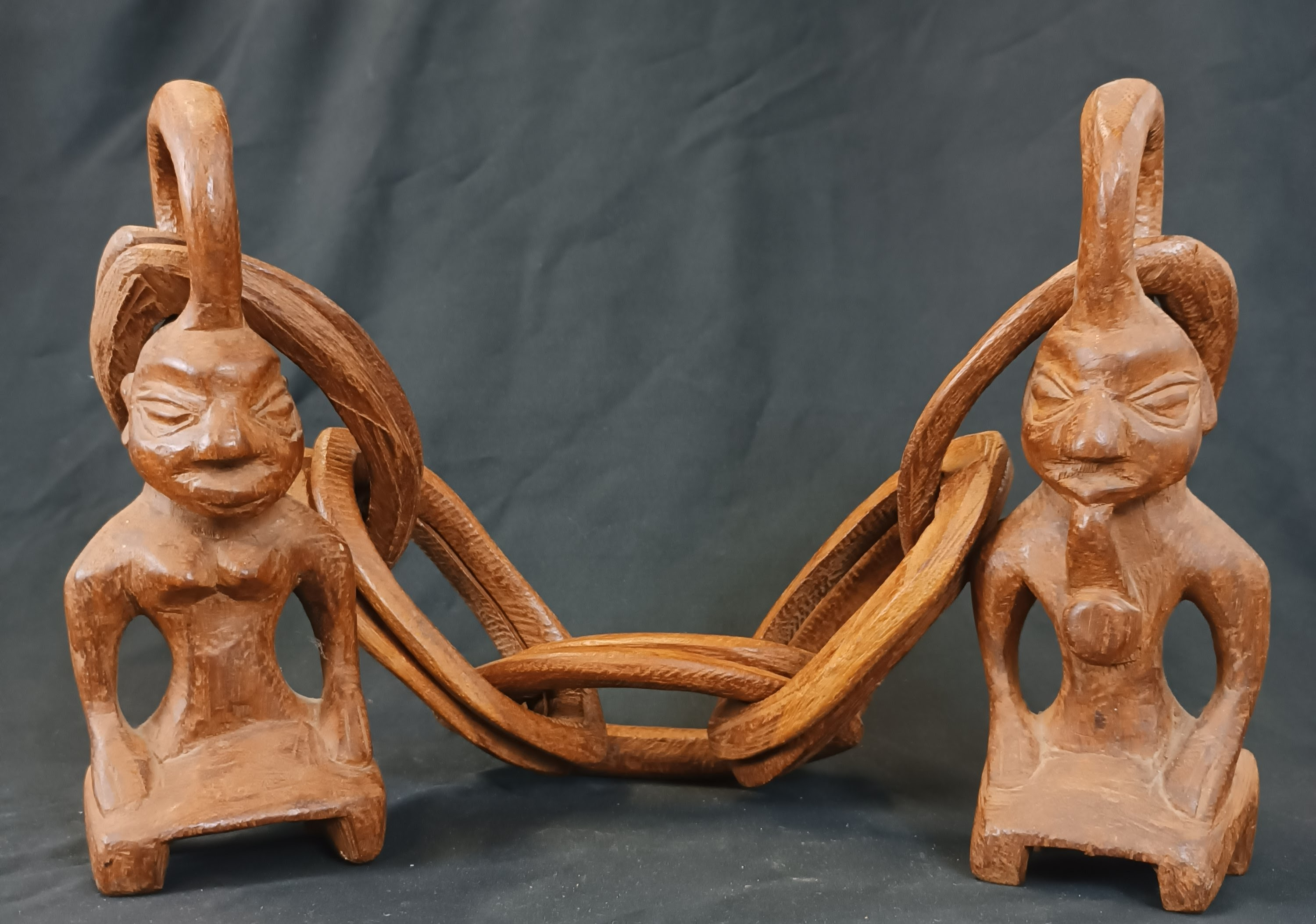 Art africain : ancienne chaîne de mariage Homme - Femme en bois sculpté Bon état - 14,40 € Art africain : ancienne chaîne de mariage Homme - Femme en bois sculpté Bon état reconditionné disponible sur Label Emmaüs