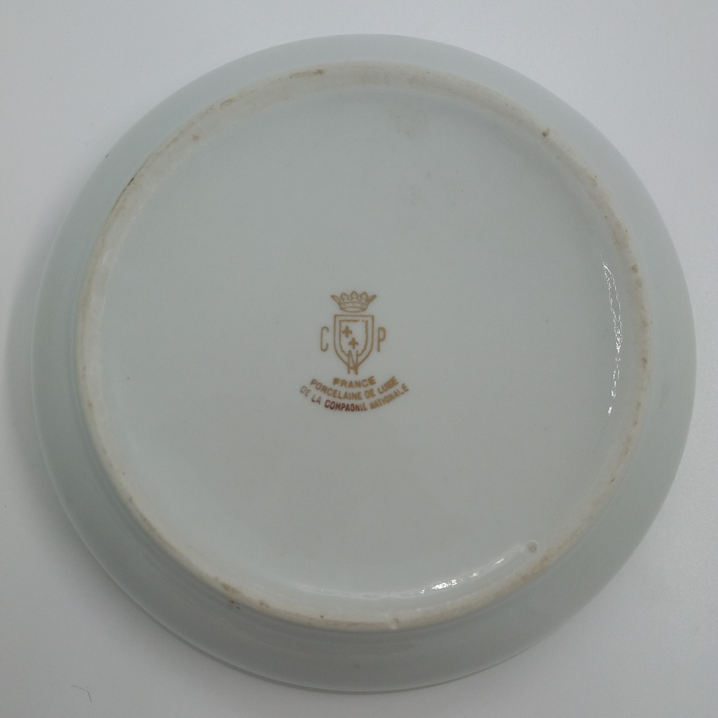 Voir photo 4 de Assiette à bouillie ancienne. Porcelaine. Décor de jeune pêcheur et poisson. Petit canard en guise de bouchon. Signée CNP Porcelaine de la compagnie nationale. Assiette à bouillie ancienne. Porcelaine. Décor de jeune pêcheur et poisson. Petit canard en guise de bouchon. Signée CNP Porcelaine de la compagnie nationale. Très bon état reconditionné photo 4