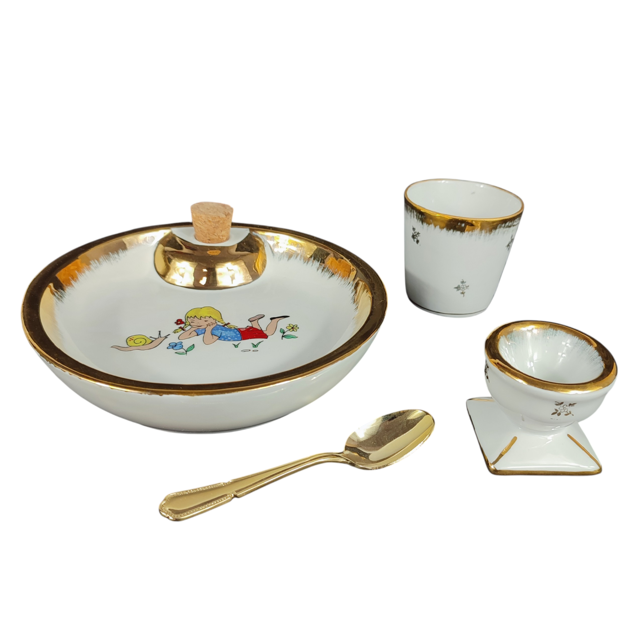 Voir photo 2 de Assiette à bouillie vintage + gobelet + coquetier en porcelaine décorée dorée à l'or fin Assiette à bouillie vintage + gobelet + coquetier en porcelaine décorée dorée à l'or fin reconditionné photo 2