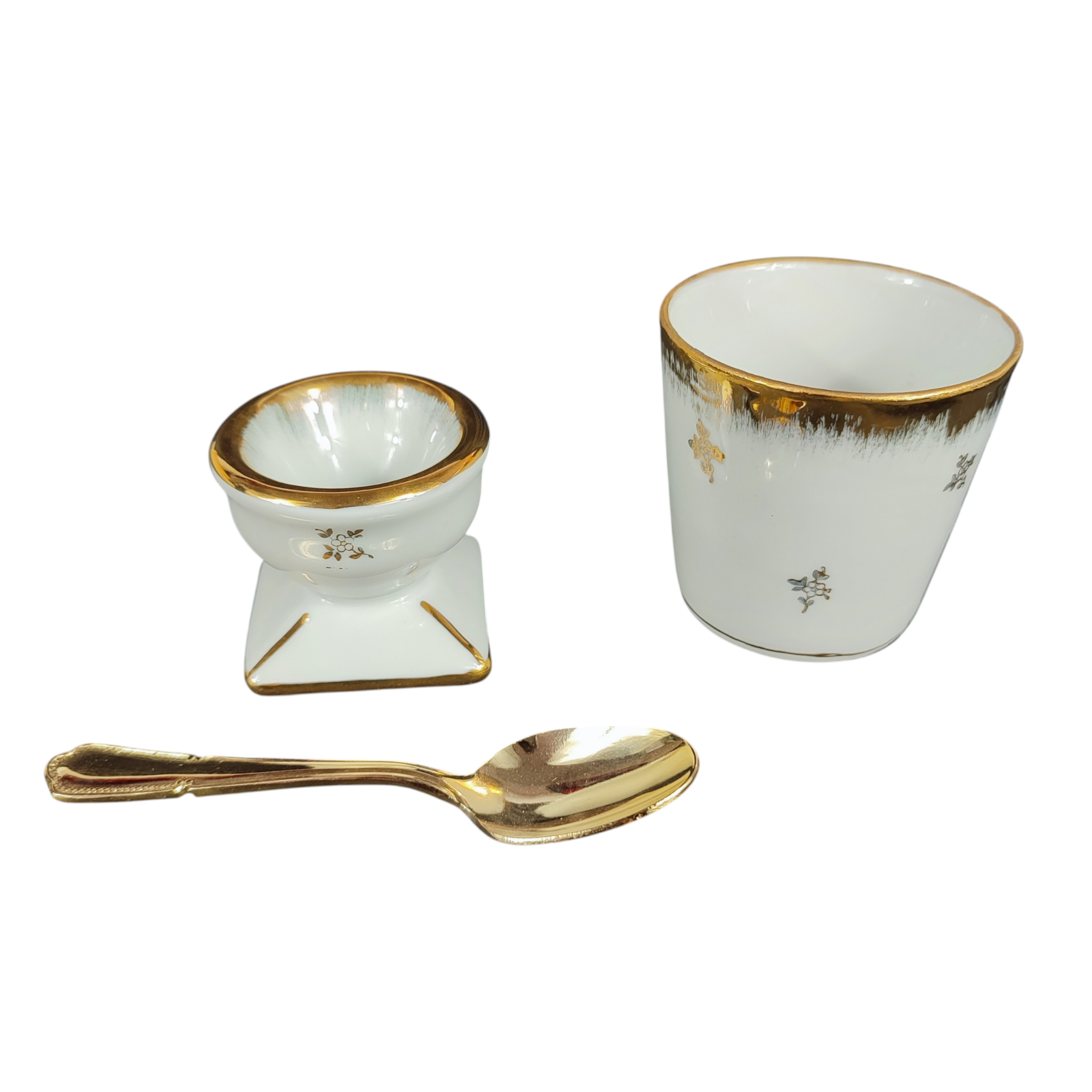 Voir photo 5 de Assiette à bouillie vintage + gobelet + coquetier en porcelaine décorée dorée à l'or fin Assiette à bouillie vintage + gobelet + coquetier en porcelaine décorée dorée à l'or fin reconditionné photo 5