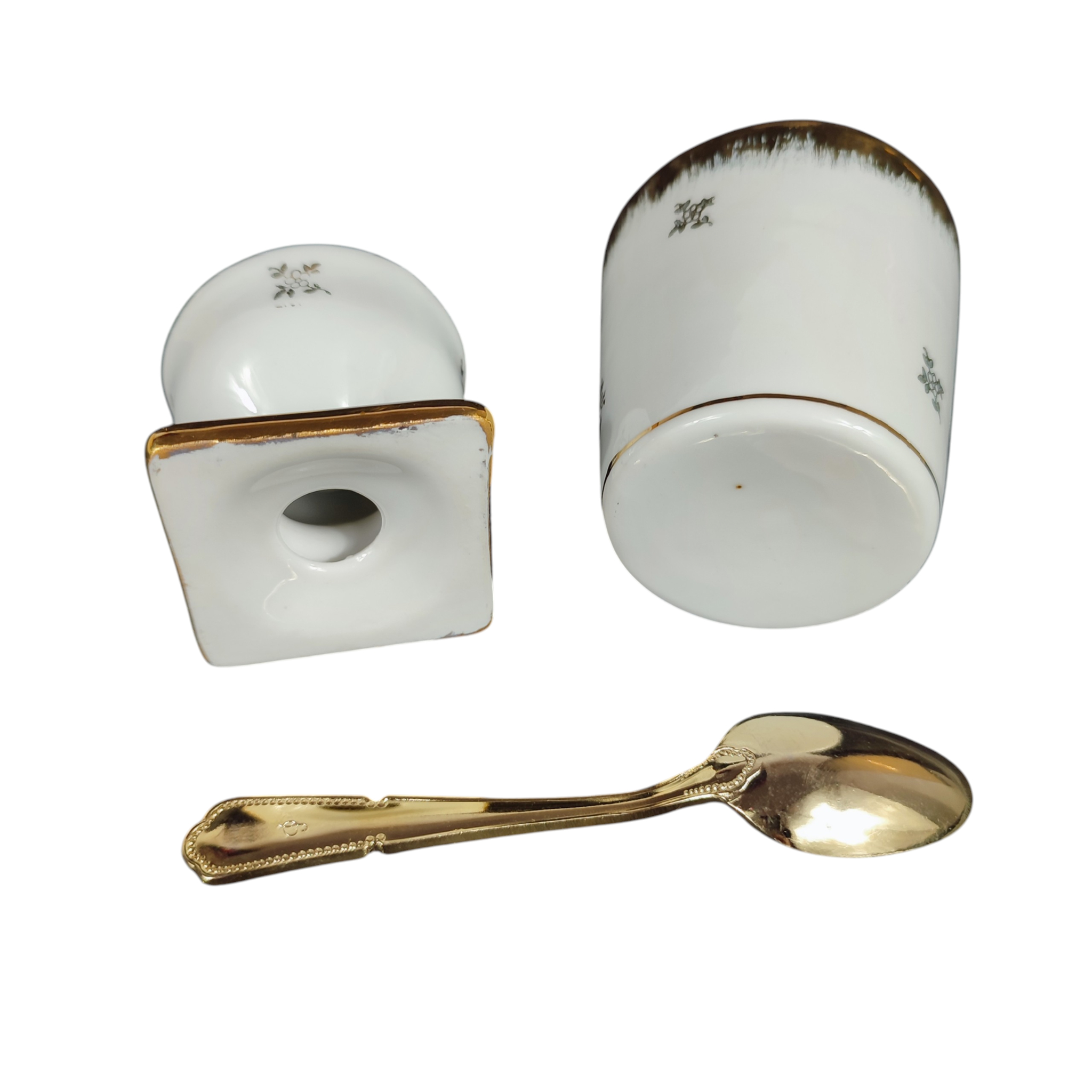 Voir photo 6 de Assiette à bouillie vintage + gobelet + coquetier en porcelaine décorée dorée à l'or fin Assiette à bouillie vintage + gobelet + coquetier en porcelaine décorée dorée à l'or fin reconditionné photo 6