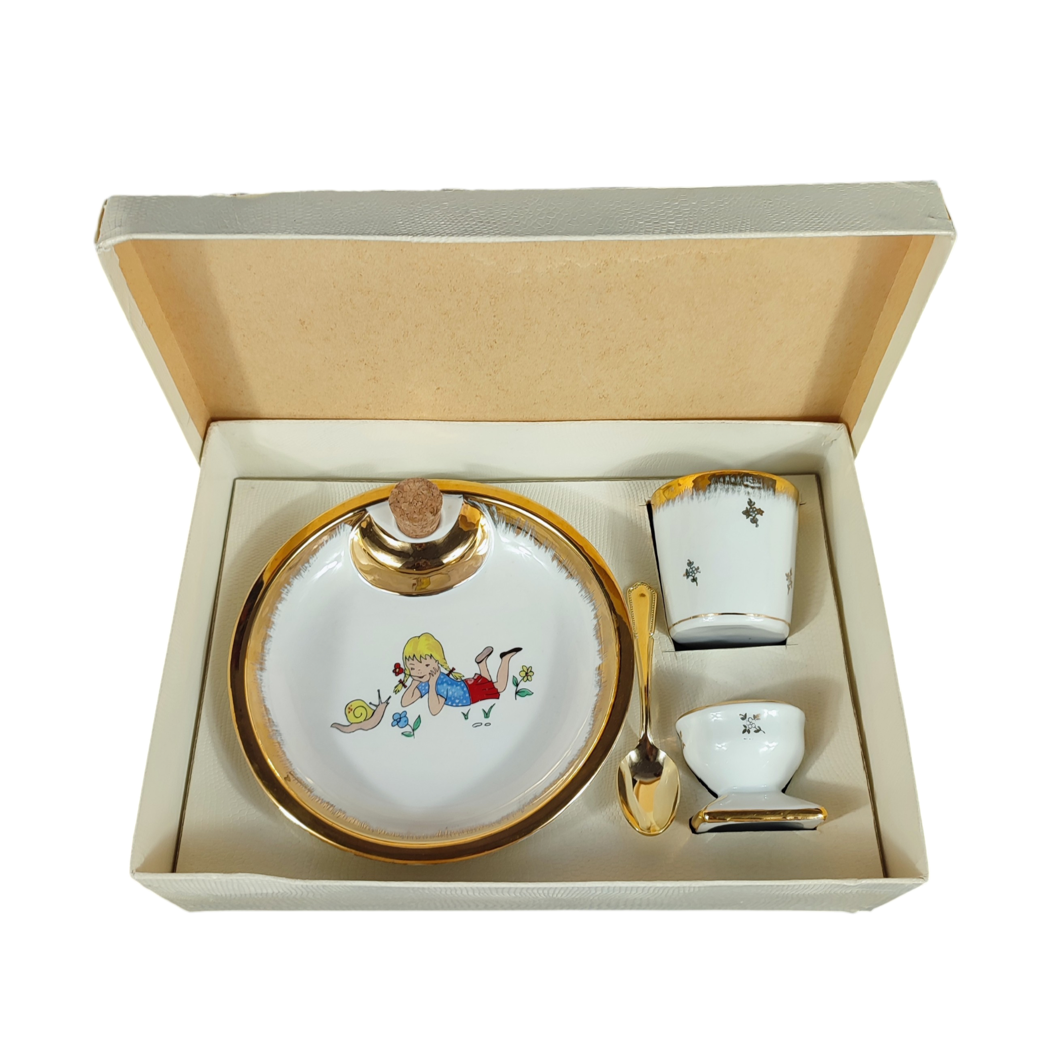 Assiette à bouillie vintage + gobelet + coquetier en porcelaine décorée dorée à l'or fin - 24,50 € Assiette à bouillie vintage + gobelet + coquetier en porcelaine décorée dorée à l'or fin reconditionné disponible sur Label Emmaüs