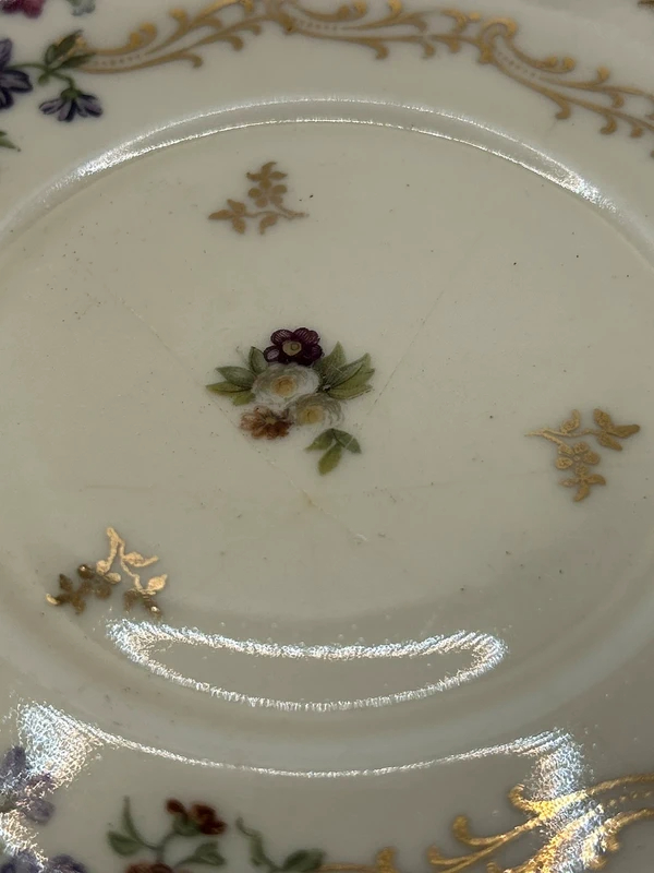 Voir photo 11 de Assiette à dessert ancienne Porcelaine de Limoges France décor roses dorées vintage 17,5 cm Assiette à dessert ancienne Porcelaine de Limoges France décor roses dorées vintage 17,5 cm Très bon état reconditionné photo 11