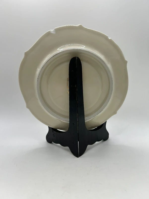 Voir photo 2 de Assiette à dessert ancienne Porcelaine de Limoges France décor roses dorées vintage 17,5 cm Assiette à dessert ancienne Porcelaine de Limoges France décor roses dorées vintage 17,5 cm Très bon état reconditionné photo 2