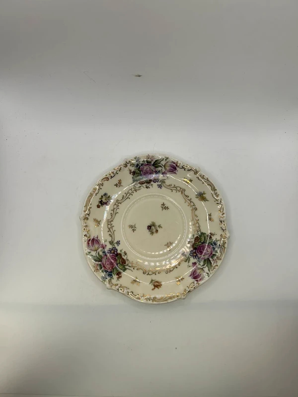 Voir photo 6 de Assiette à dessert ancienne Porcelaine de Limoges France décor roses dorées vintage 17,5 cm Assiette à dessert ancienne Porcelaine de Limoges France décor roses dorées vintage 17,5 cm Très bon état reconditionné photo 6