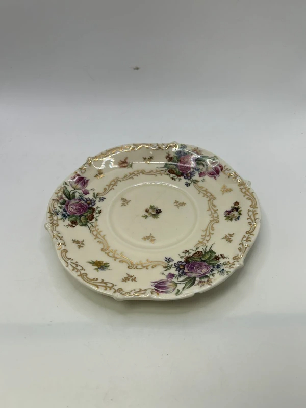 Voir photo 7 de Assiette à dessert ancienne Porcelaine de Limoges France décor roses dorées vintage 17,5 cm Assiette à dessert ancienne Porcelaine de Limoges France décor roses dorées vintage 17,5 cm Très bon état reconditionné photo 7