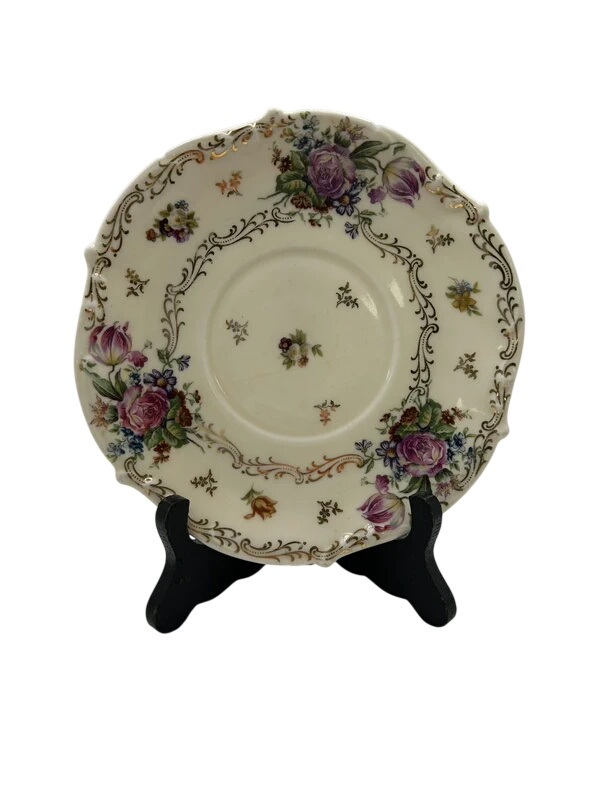 Assiette à dessert ancienne Porcelaine de Limoges France décor roses dorées vintage 17,5 cm Très bon état - 26,00 € Assiette à dessert ancienne Porcelaine de Limoges France décor roses dorées vintage 17,5 cm Très bon état reconditionné disponible sur Label Emmaüs