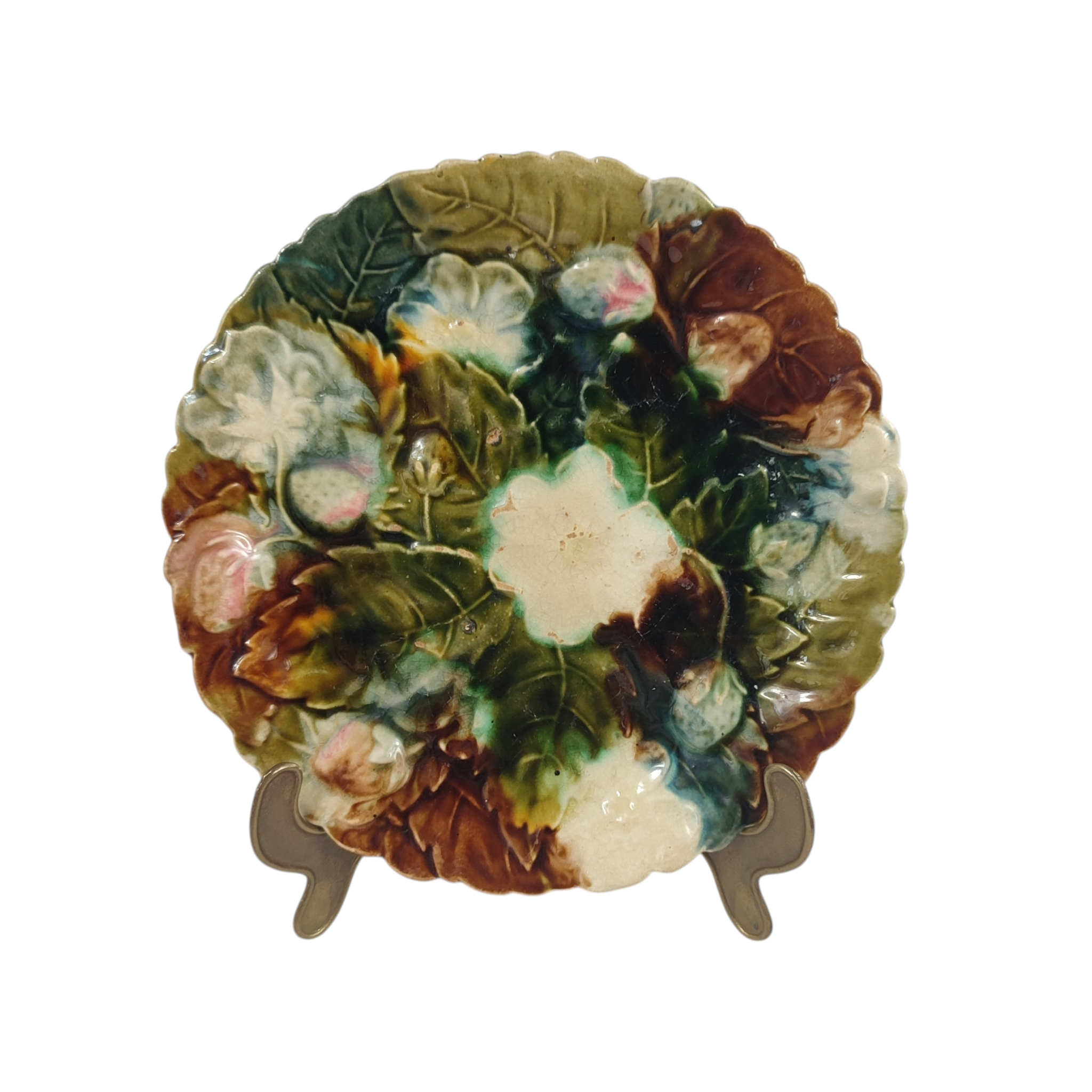 Acheter Assiette barbotine décor en relief fraises des bois État correct - 20,00 € Assiette barbotine décor en relief fraises des bois État correct reconditionné disponible sur Label Emmaüs