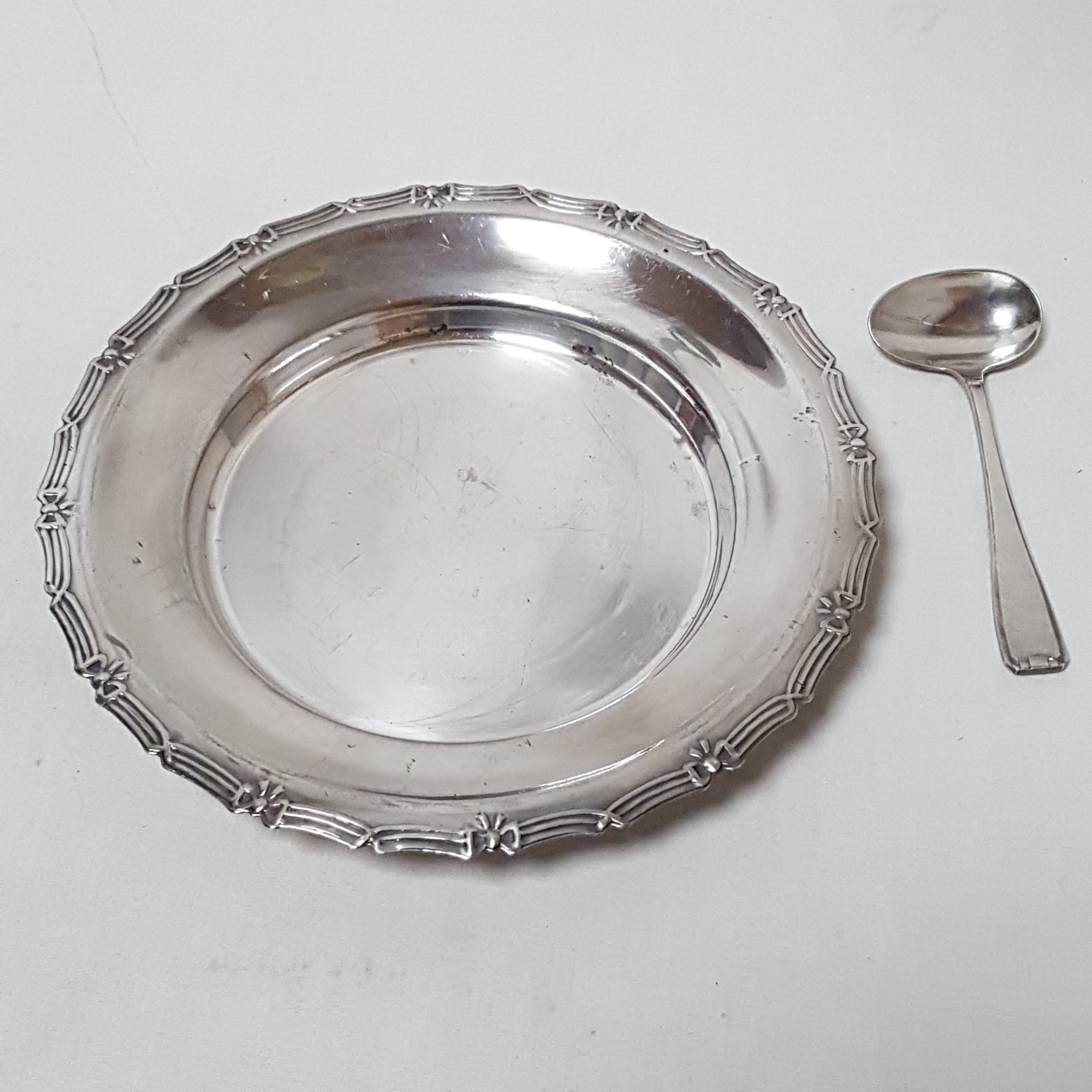 Voir photo 2 de Assiette creuse et cuillère à bouillie en métal argenté Assiette creuse et cuillère à bouillie en métal argenté État correct reconditionné photo 2