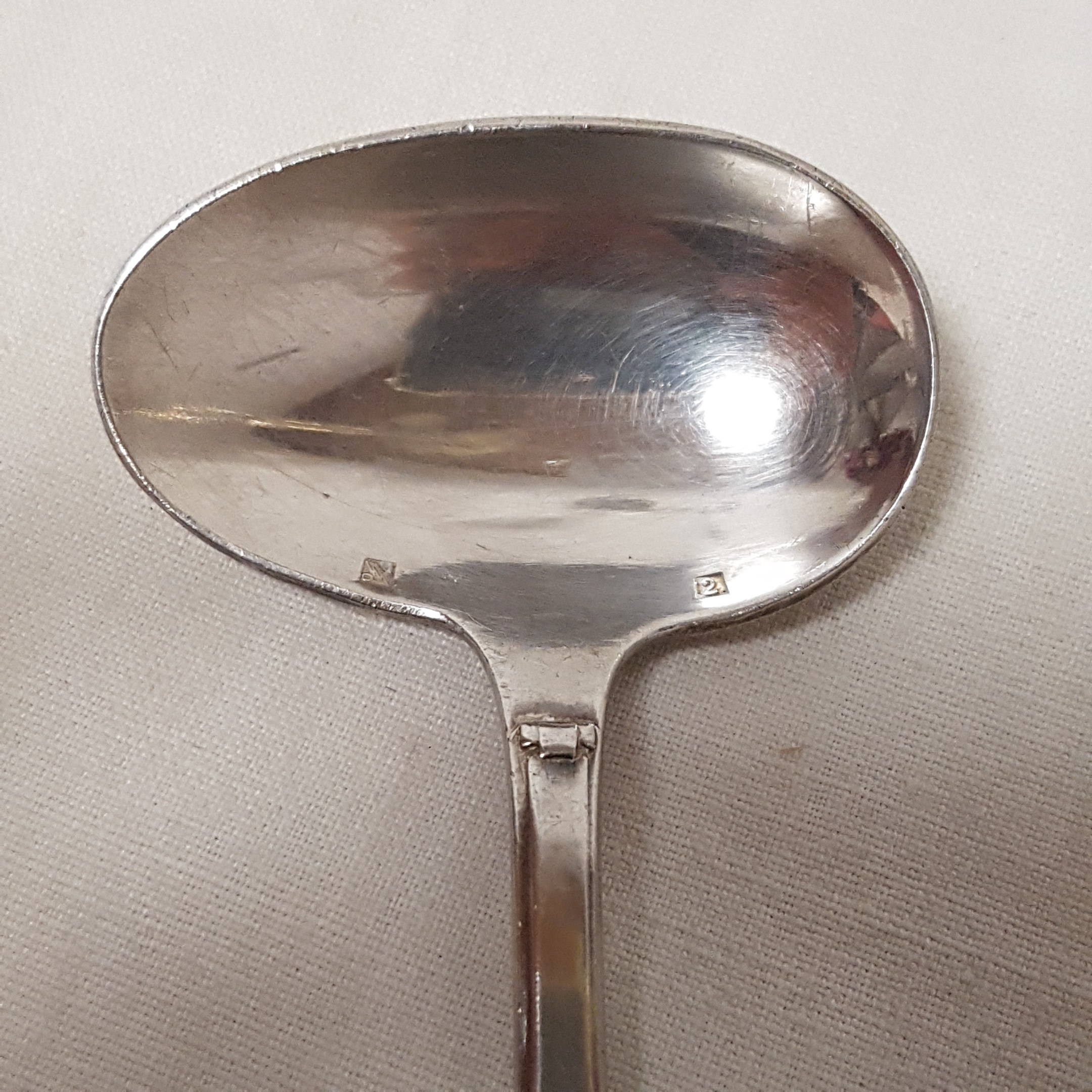 Voir photo 7 de Assiette creuse et cuillère à bouillie en métal argenté Assiette creuse et cuillère à bouillie en métal argenté État correct reconditionné photo 7