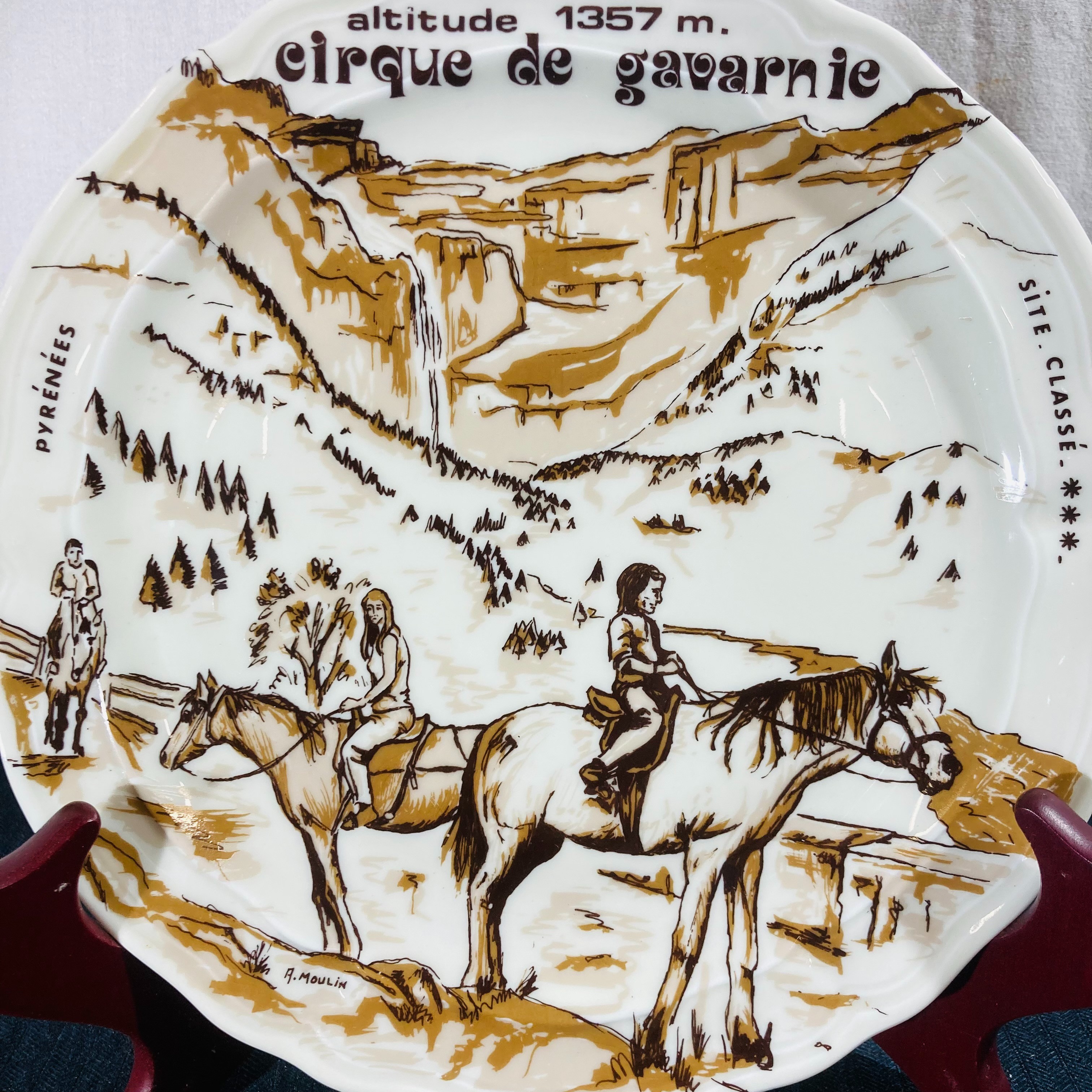 Voir photo 2 de Assiette de collection / décorative en porcelaine de Limoges – "Cirque de Gavarnie" Assiette de collection / décorative en porcelaine de Limoges – "Cirque de Gavarnie" Très bon état reconditionné photo 2