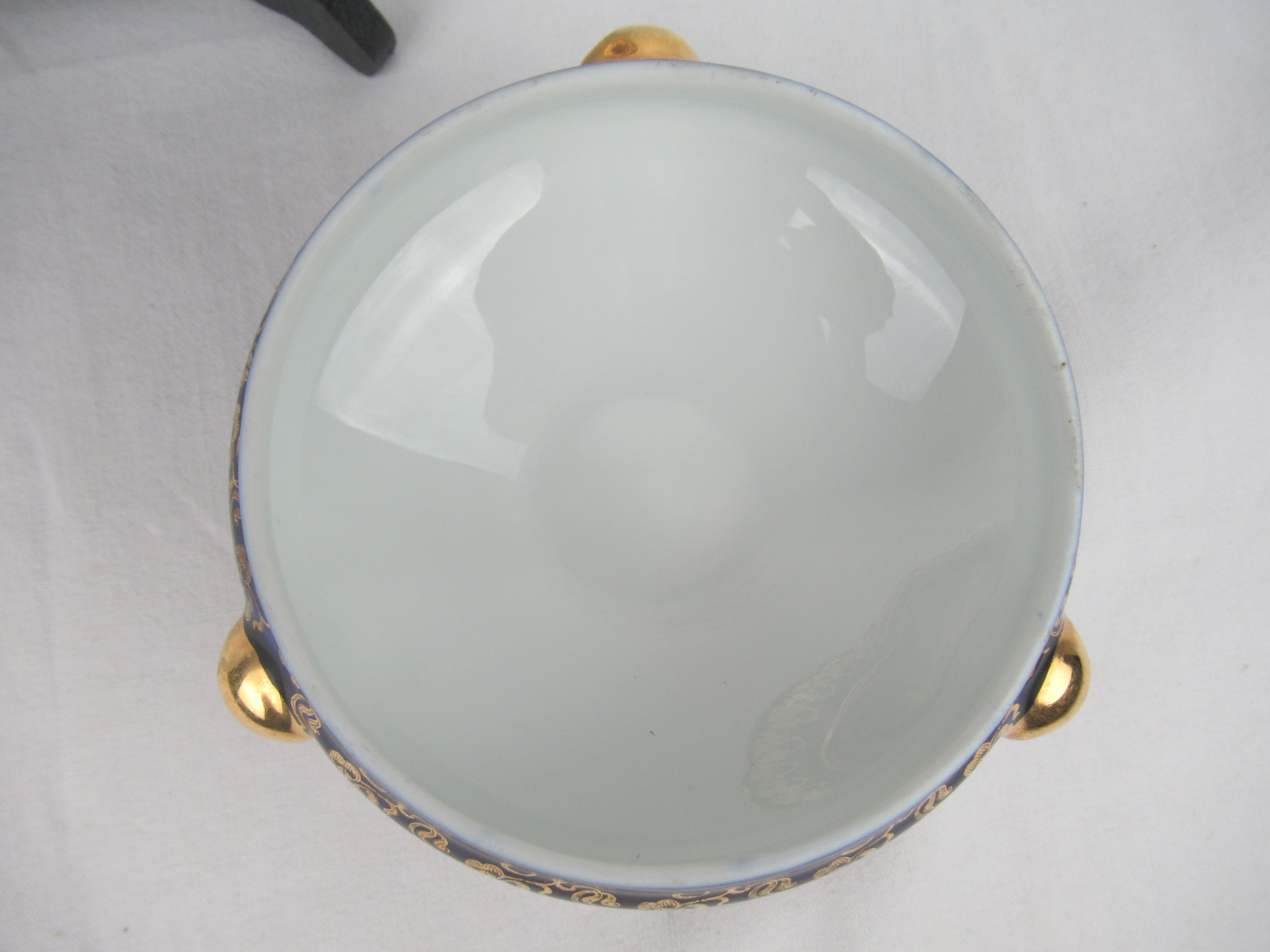 Voir photo 5 de Assiette de collection en porcelaine de Limoges + bonbonnière en très bon état Assiette de collection en porcelaine de Limoges + bonbonnière en très bon état Très bon état reconditionné photo 5