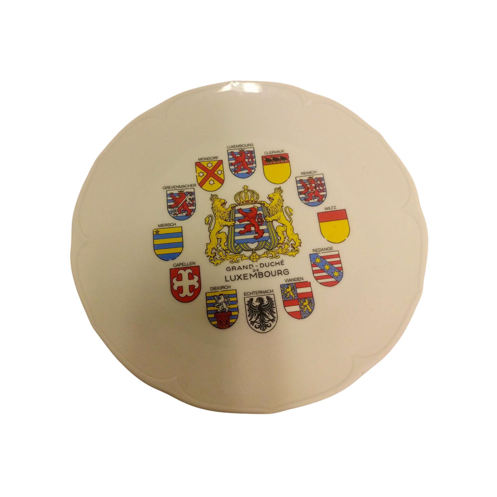 Assiette de collection et decorative du Grand duché du Luxembourg État correct - 12,00 € Assiette de collection et decorative du Grand duché du Luxembourg État correct reconditionné disponible sur Label Emmaüs