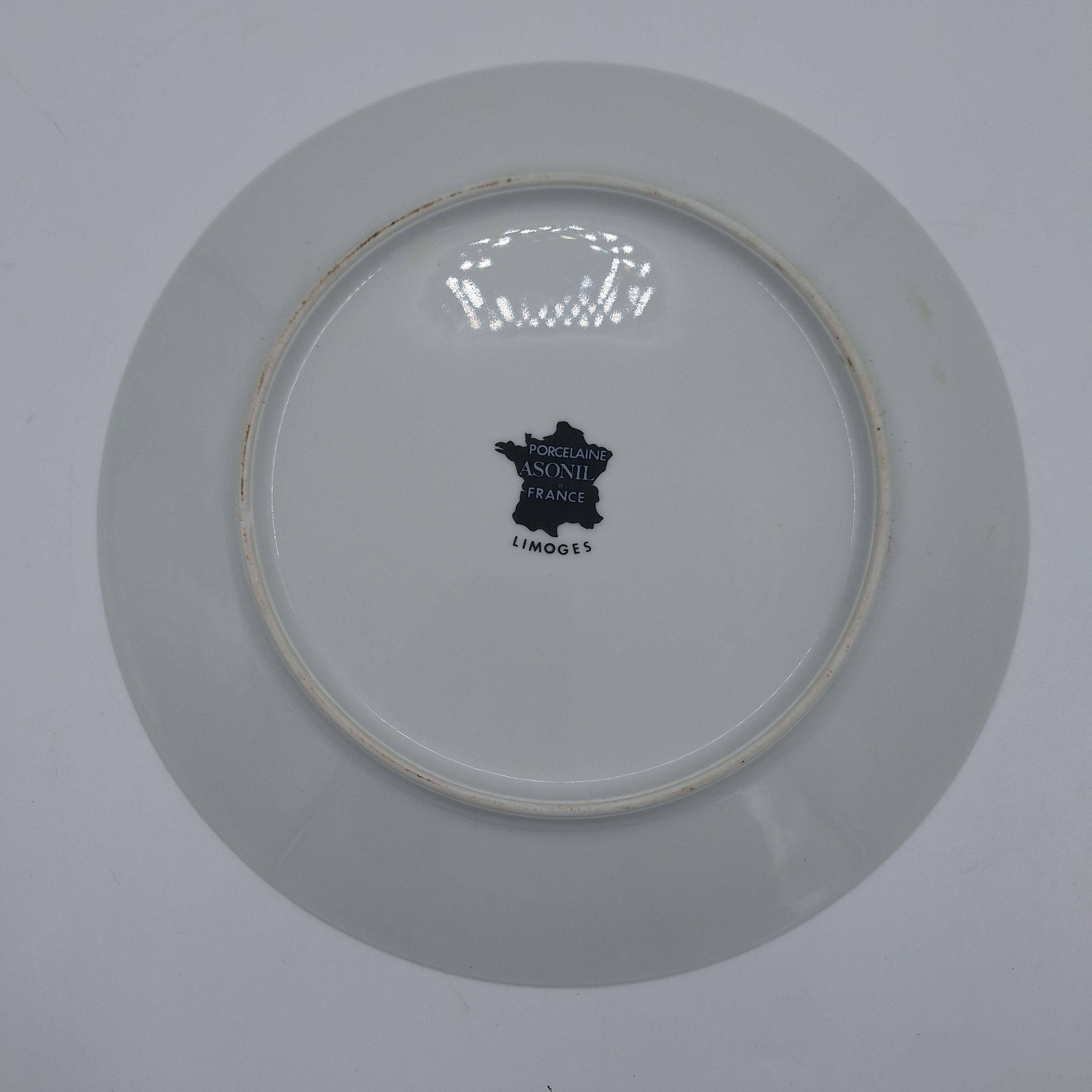 Voir photo 2 de Assiette de collection. Le château de Malmaison représenté au centre. Multicolore. Porcelaine de Limoges estampillée dessous. Assiette de collection. Le château de Malmaison représenté au centre. Multicolore. Porcelaine de Limoges estampillée dessous. Très bon état reconditionné photo 2