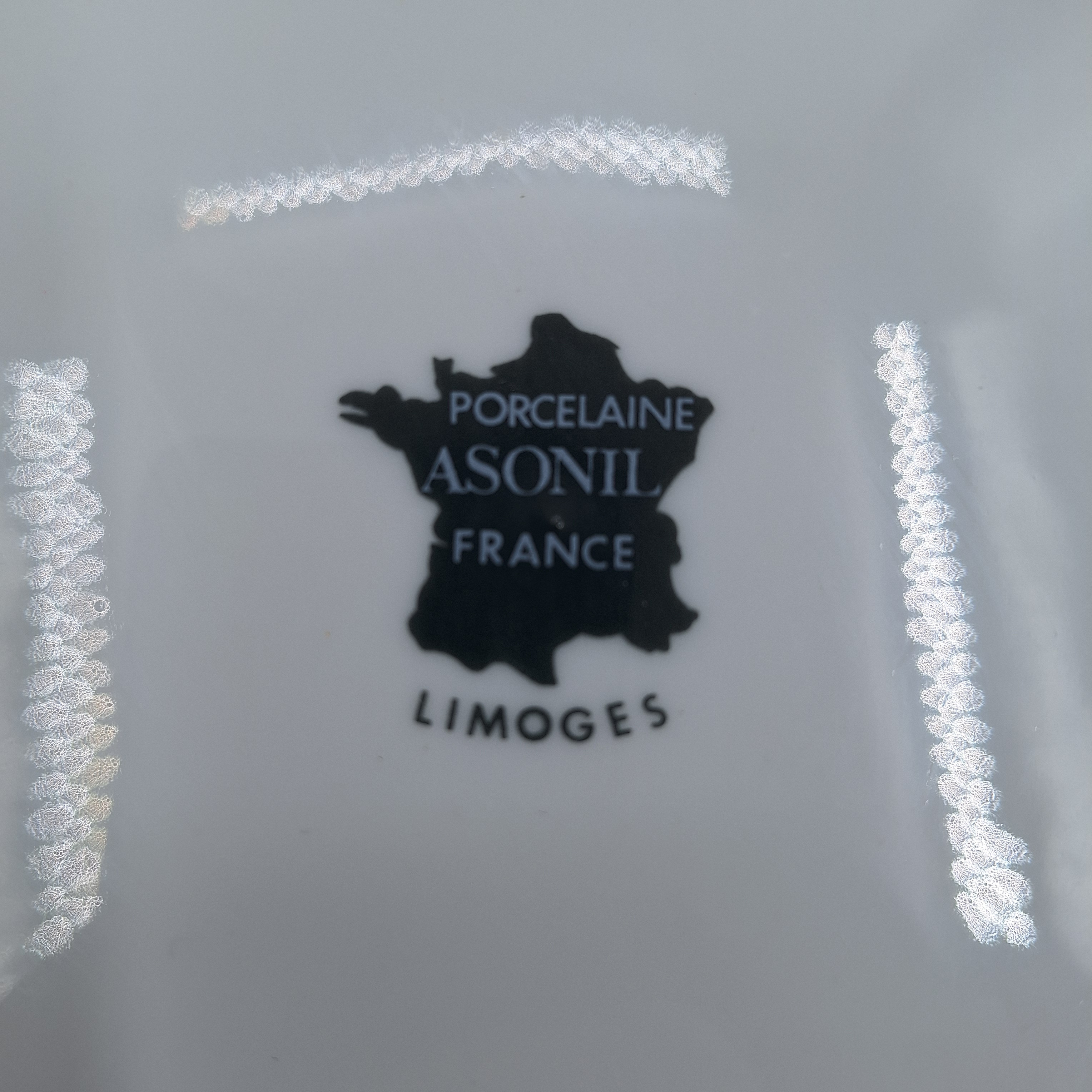 Voir photo 3 de Assiette de collection. Le château de Malmaison représenté au centre. Multicolore. Porcelaine de Limoges estampillée dessous. Assiette de collection. Le château de Malmaison représenté au centre. Multicolore. Porcelaine de Limoges estampillée dessous. Très bon état reconditionné photo 3