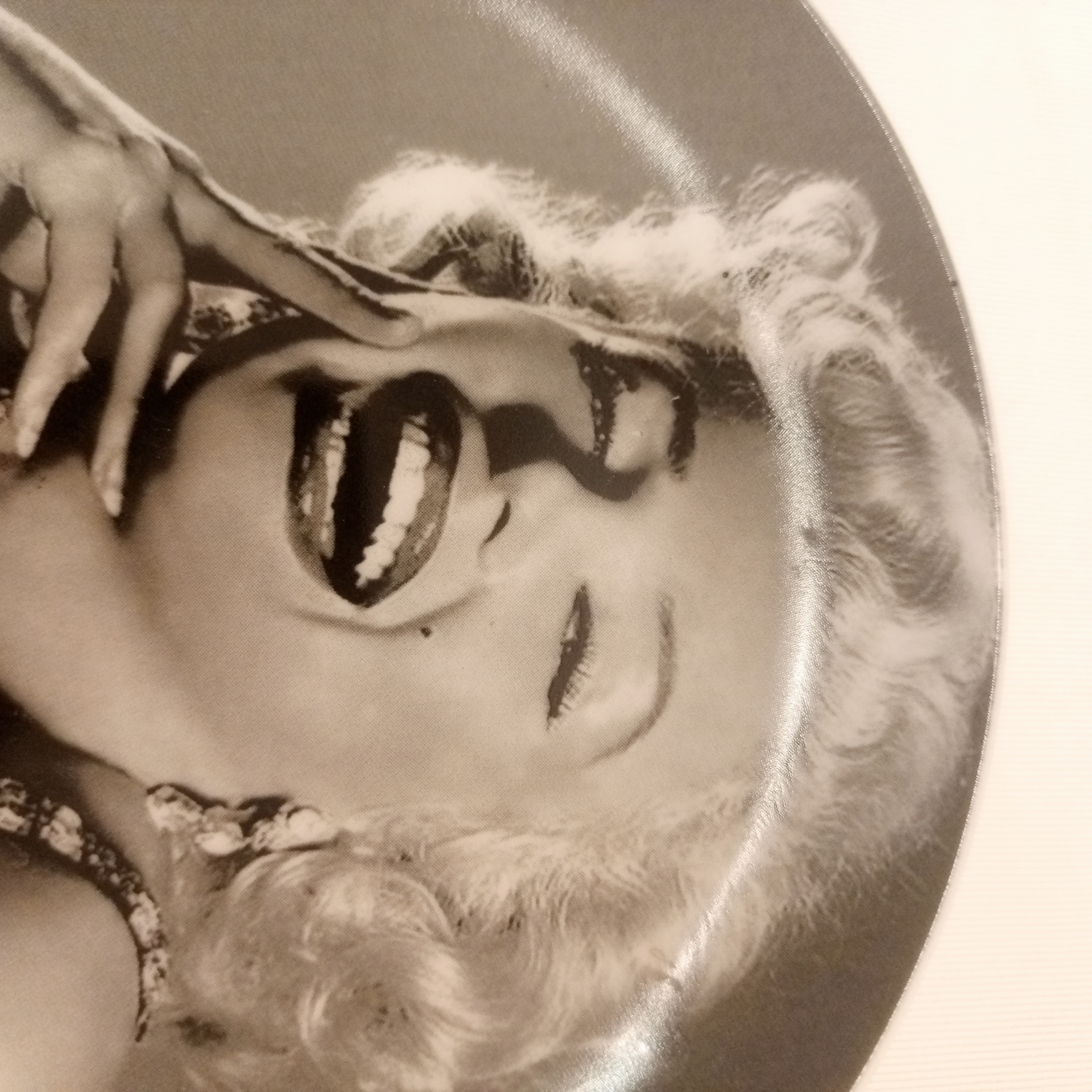 Voir photo 4 de Assiette de collection Marilyn Monroe Assiette de collection Marilyn Monroe État correct reconditionné photo 4