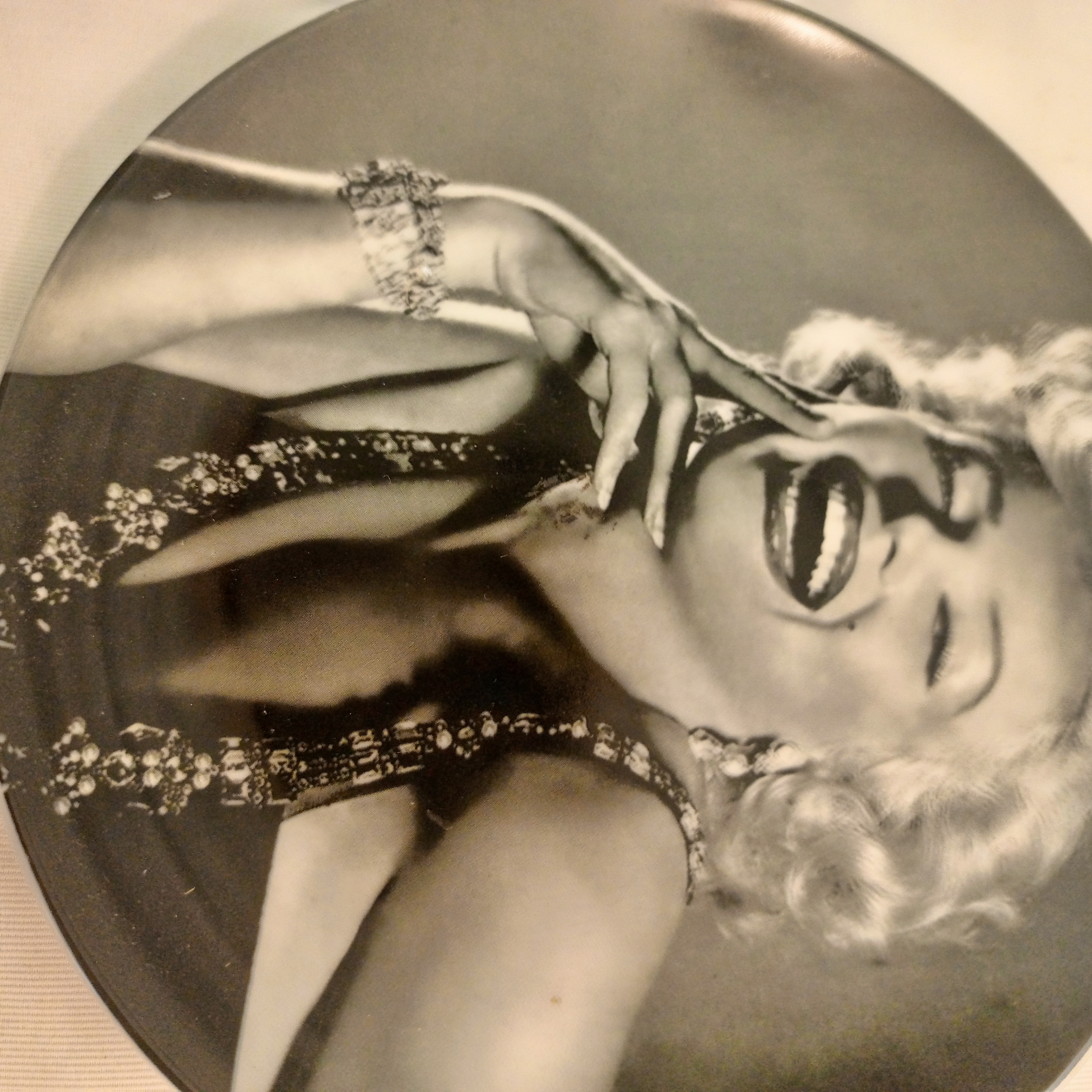 Voir photo 5 de Assiette de collection Marilyn Monroe Assiette de collection Marilyn Monroe État correct reconditionné photo 5