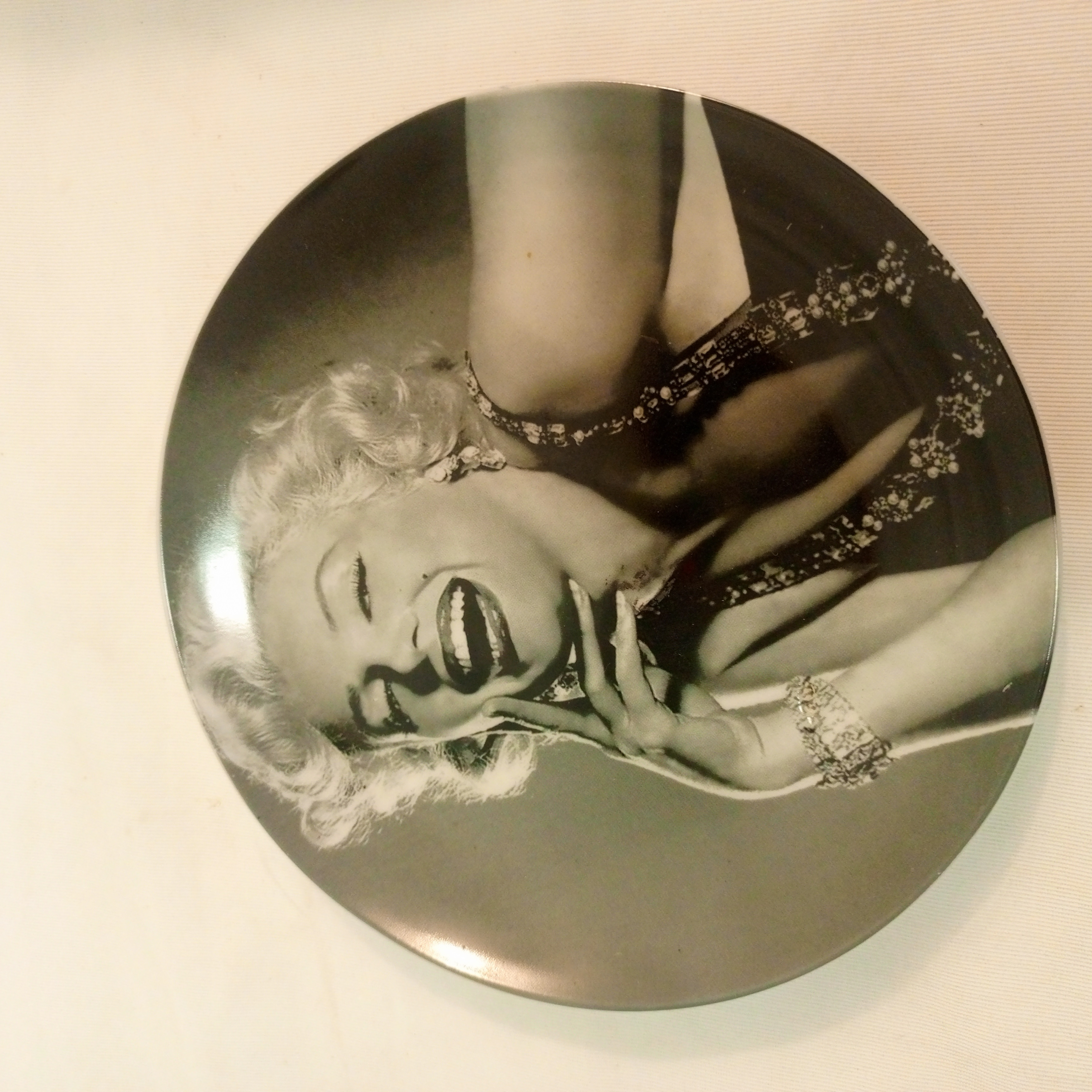 Voir photo 6 de Assiette de collection Marilyn Monroe Assiette de collection Marilyn Monroe État correct reconditionné photo 6