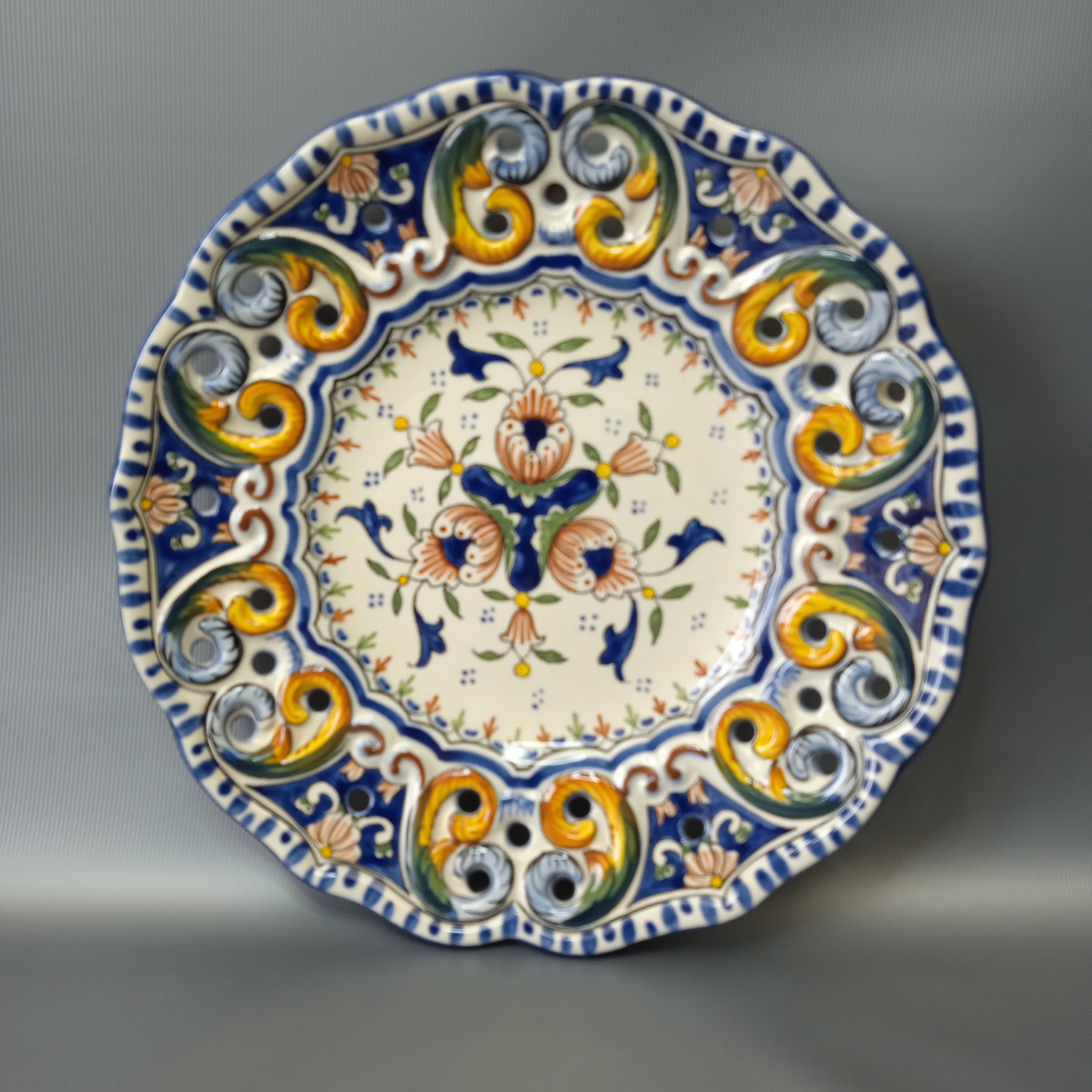 Acheter Assiette Décorative en céramique style Desvres Bon état - 10,00 € Assiette Décorative en céramique style Desvres Bon état reconditionné disponible sur Label Emmaüs