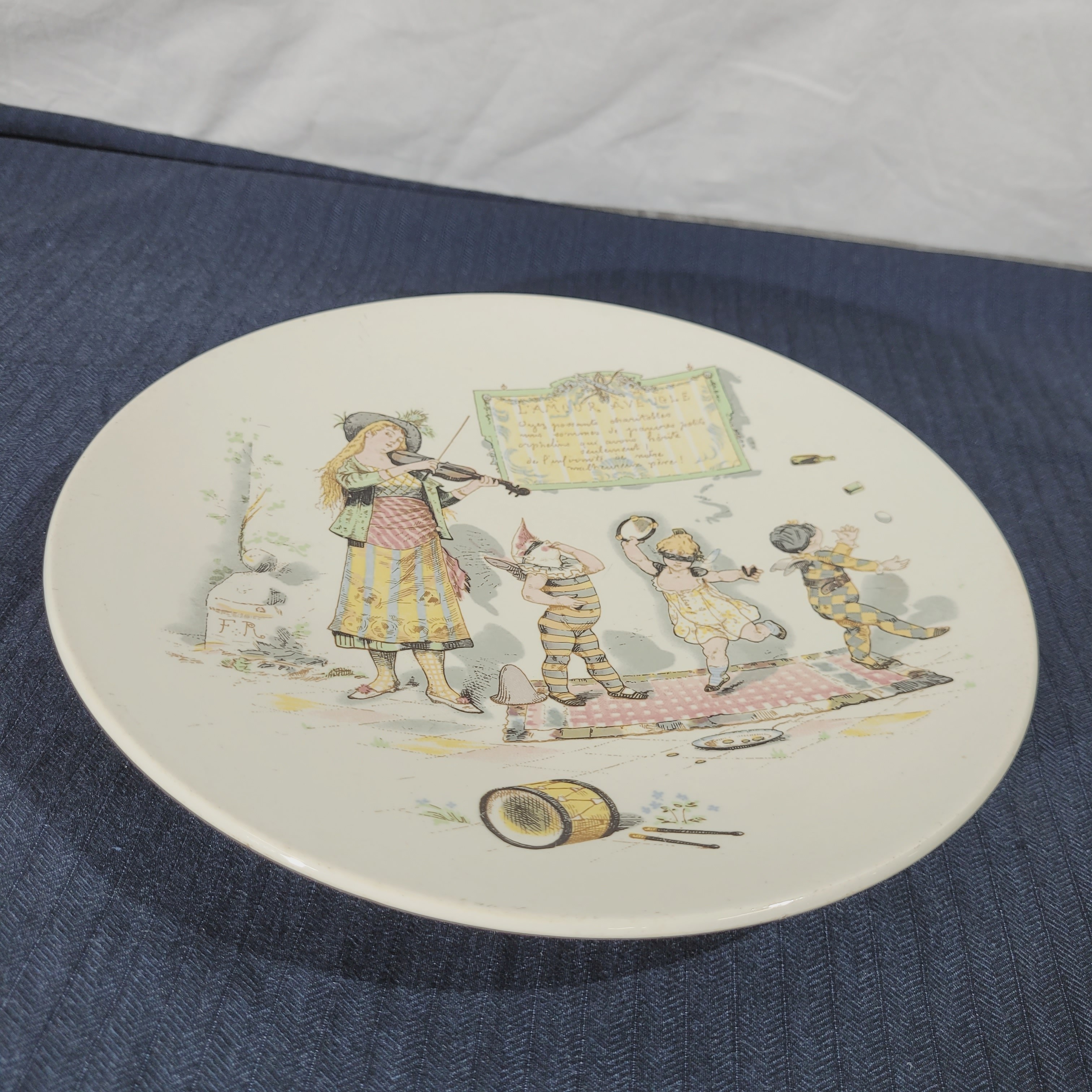 Voir photo 3 de Assiette décorative en faïence de Sarreguemines - L'Amour aveugle Assiette décorative en faïence de Sarreguemines - L'Amour aveugle Très bon état reconditionné photo 3