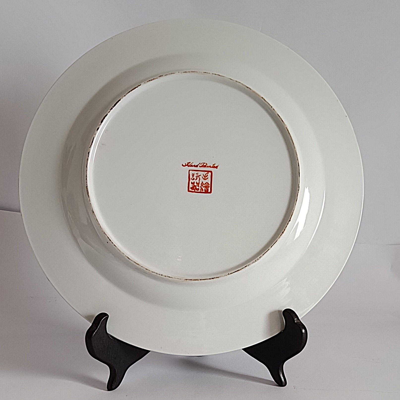 Voir photo 2 de Assiette décorative en porcelaine à décor chinois peint à la main – Ø 25,5 cm Assiette décorative en porcelaine à décor chinois peint à la main – Ø 25,5 cm Bon état reconditionné photo 2