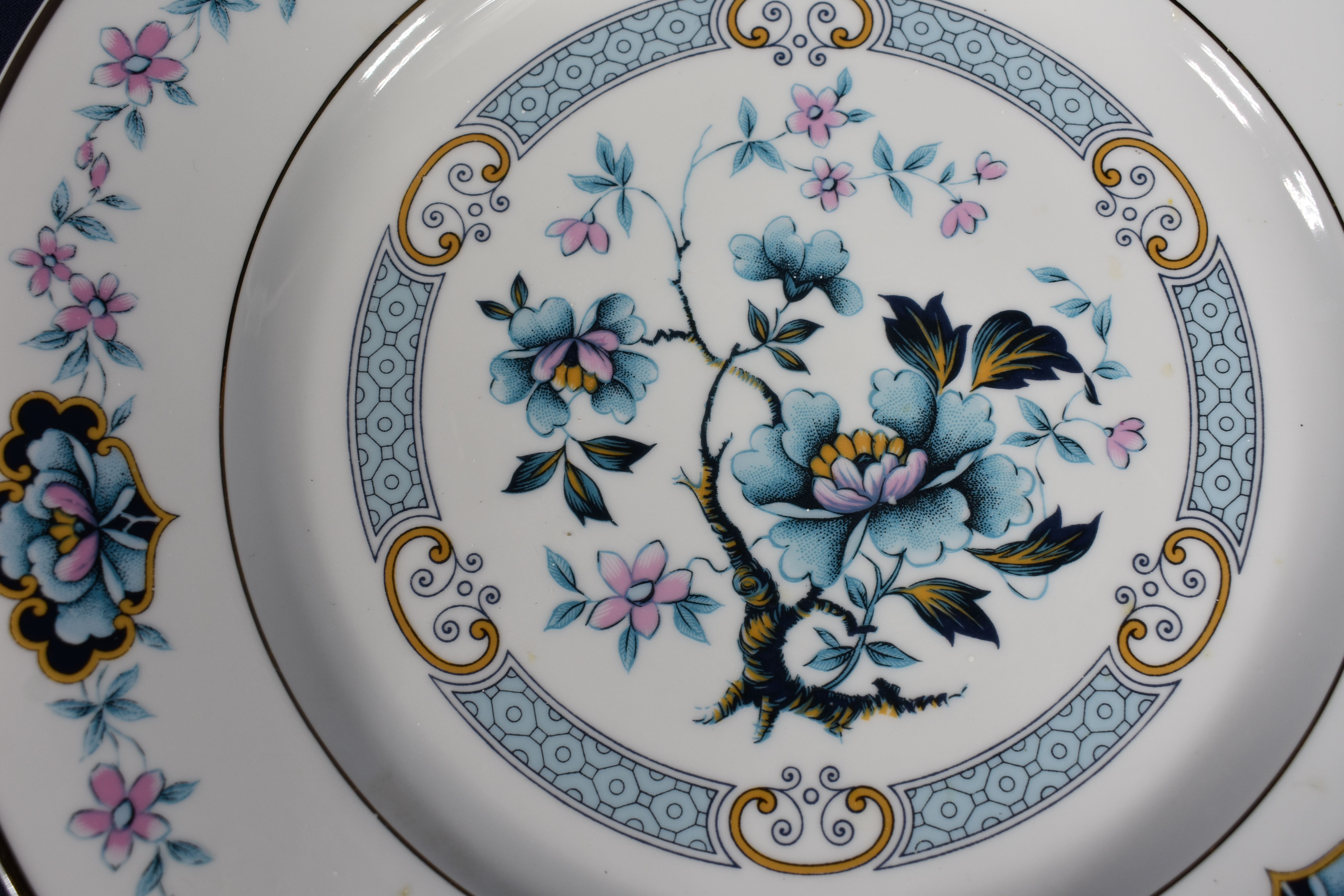 Voir photo 2 de Assiette décorative en porcelaine de Limoges, décor floral à fond bleu, diamètre 24 cm. Assiette décorative en porcelaine de Limoges, décor floral à fond bleu, diamètre 24 cm. reconditionné photo 2