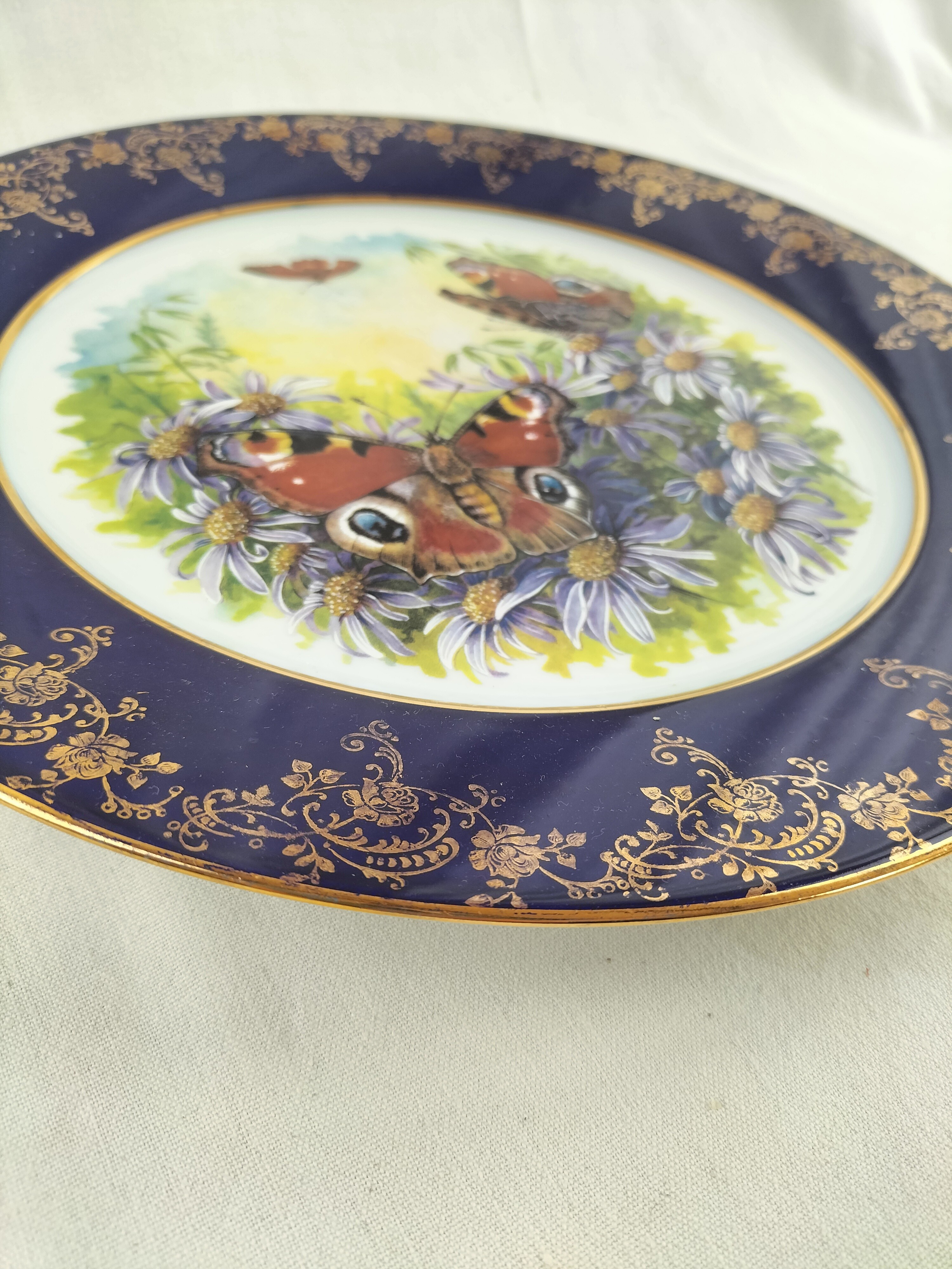 Voir photo 7 de ✨ Assiette décorative en porcelaine de Limoges – Papillons & fleurs – Bleu de Four et or ✨ ✨ Assiette décorative en porcelaine de Limoges – Papillons & fleurs – Bleu de Four et or ✨ reconditionné photo 7