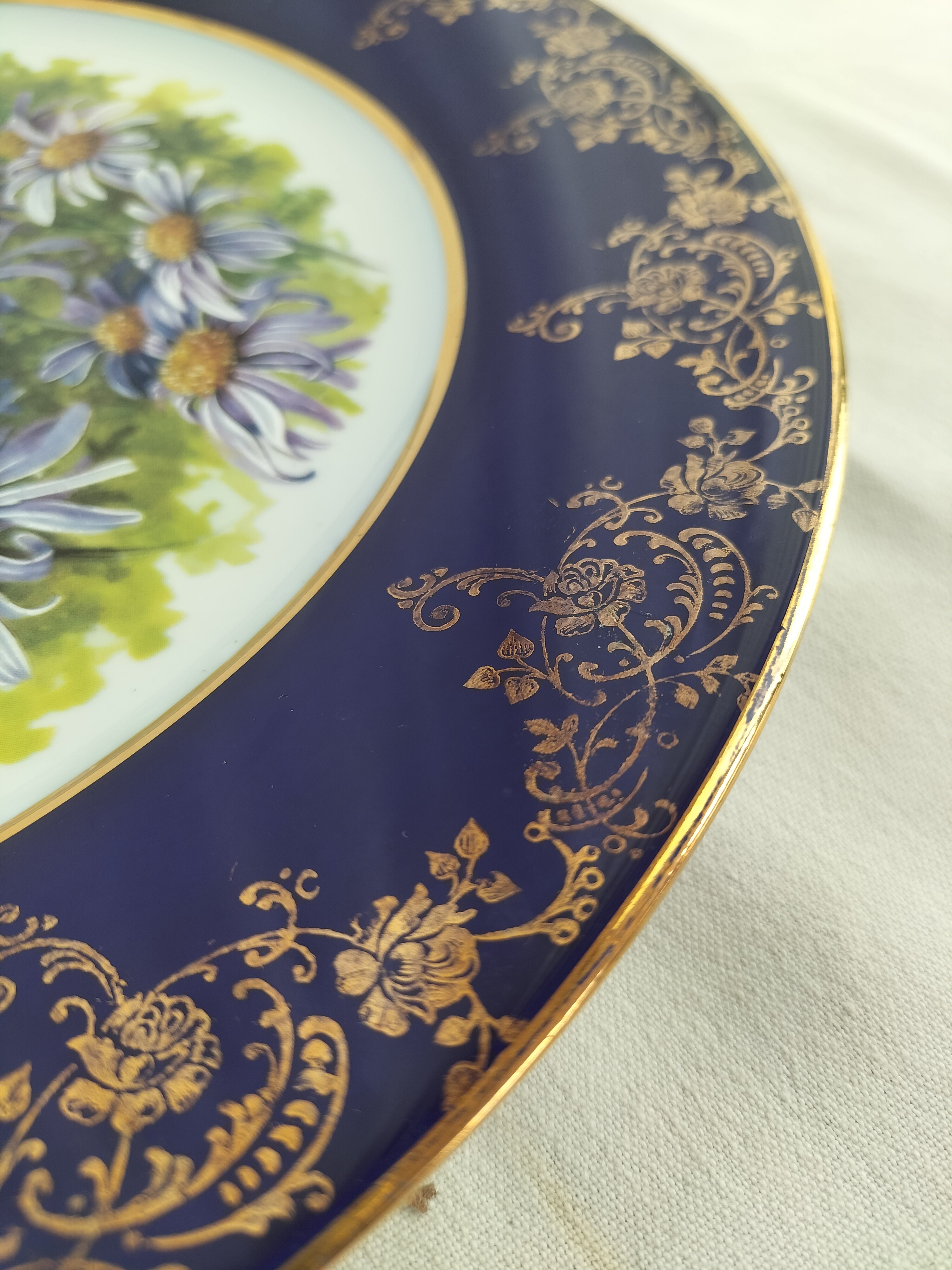 Voir photo 8 de ✨ Assiette décorative en porcelaine de Limoges – Papillons & fleurs – Bleu de Four et or ✨ ✨ Assiette décorative en porcelaine de Limoges – Papillons & fleurs – Bleu de Four et or ✨ reconditionné photo 8