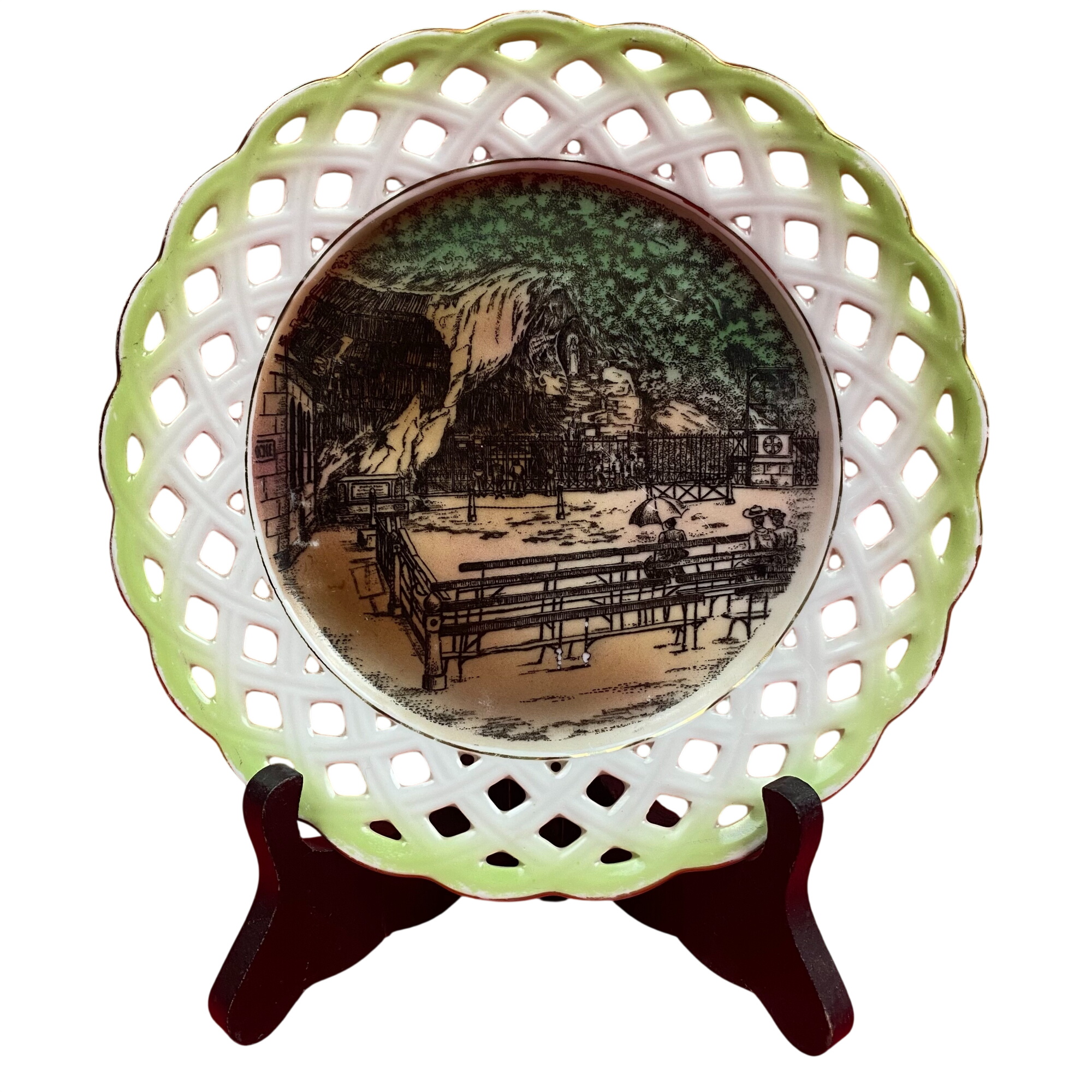 Assiette décorative en porcelaine Bon état - 13,00 € Assiette décorative en porcelaine Bon état reconditionné disponible sur Label Emmaüs