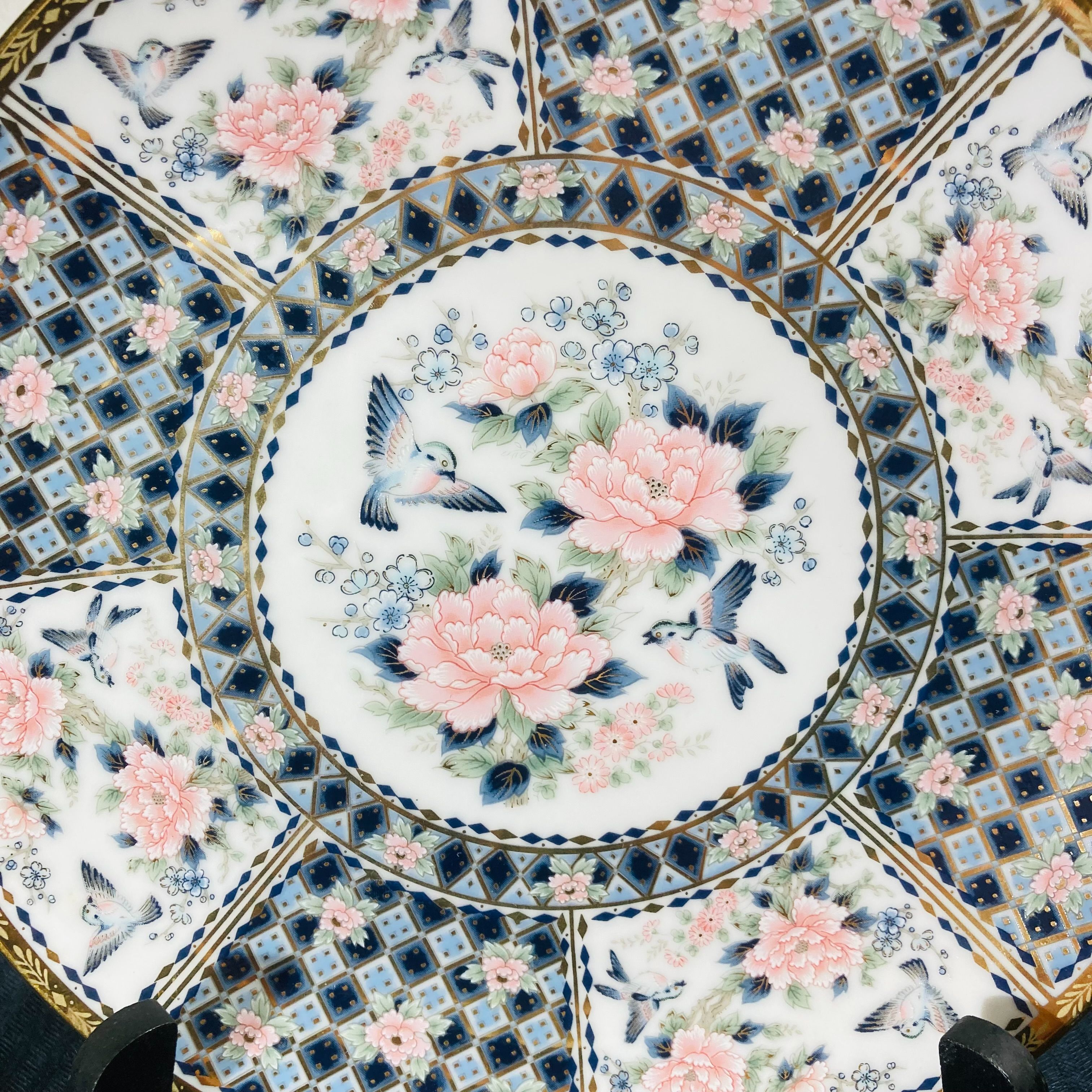 Voir photo 2 de Assiette Décorative Japonaise - Motifs Fleurs de Pivoines et Oiseaux - Liseré Doré Assiette Décorative Japonaise - Motifs Fleurs de Pivoines et Oiseaux - Liseré Doré reconditionné photo 2