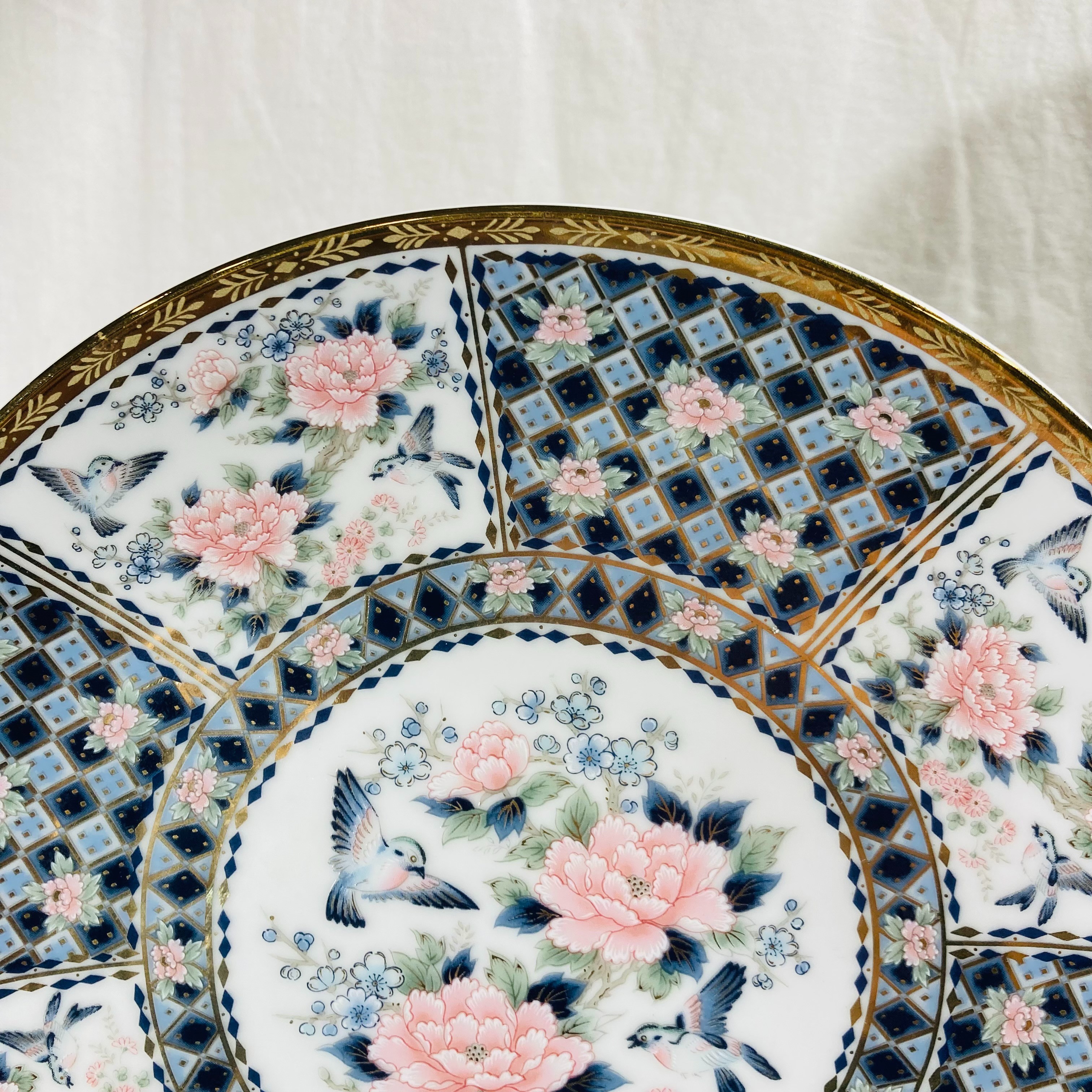 Voir photo 3 de Assiette Décorative Japonaise - Motifs Fleurs de Pivoines et Oiseaux - Liseré Doré Assiette Décorative Japonaise - Motifs Fleurs de Pivoines et Oiseaux - Liseré Doré reconditionné photo 3