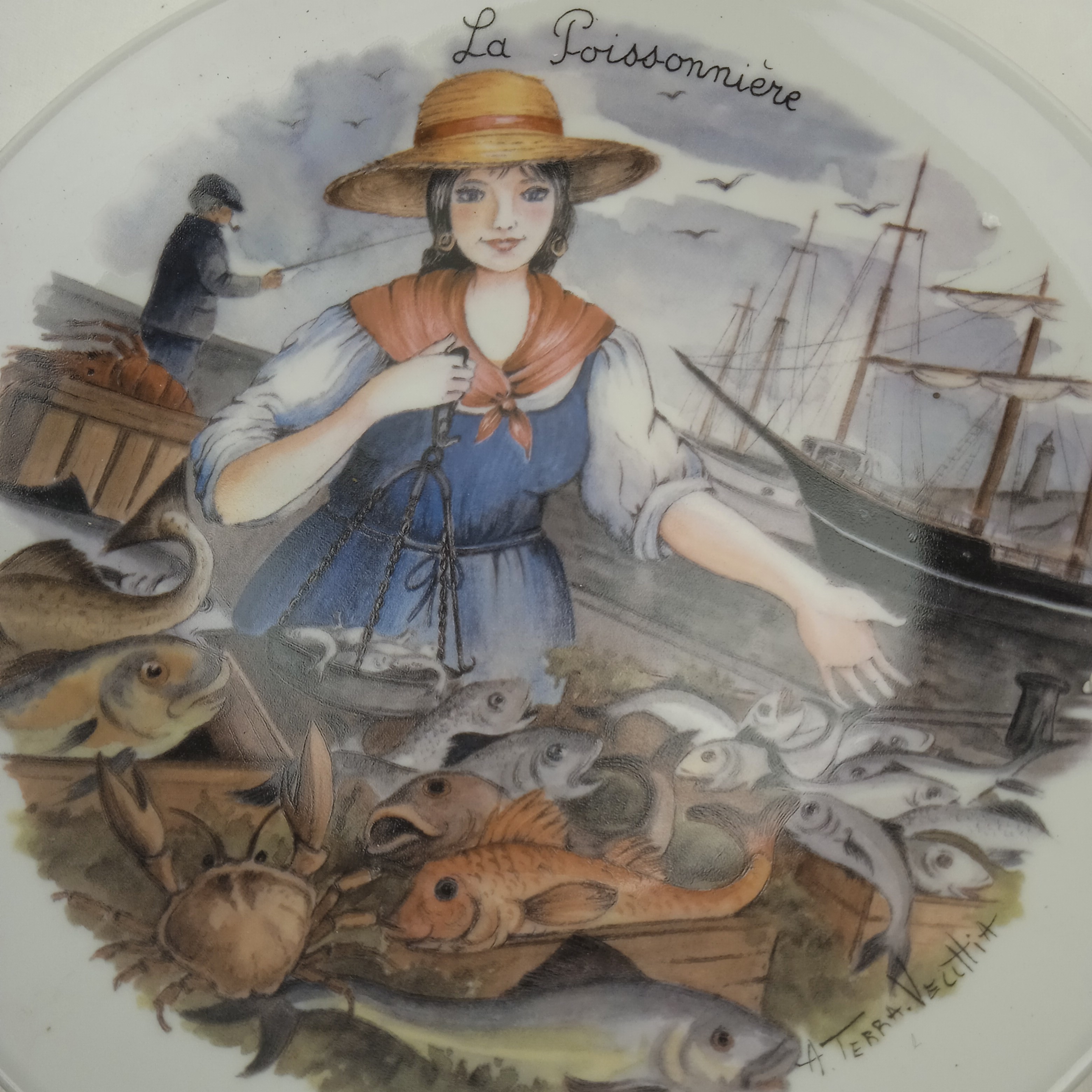 Voir photo 2 de Assiette décorative "La poissonnière" porcelaine de Sologne Assiette décorative "La poissonnière" porcelaine de Sologne Très bon état reconditionné photo 2