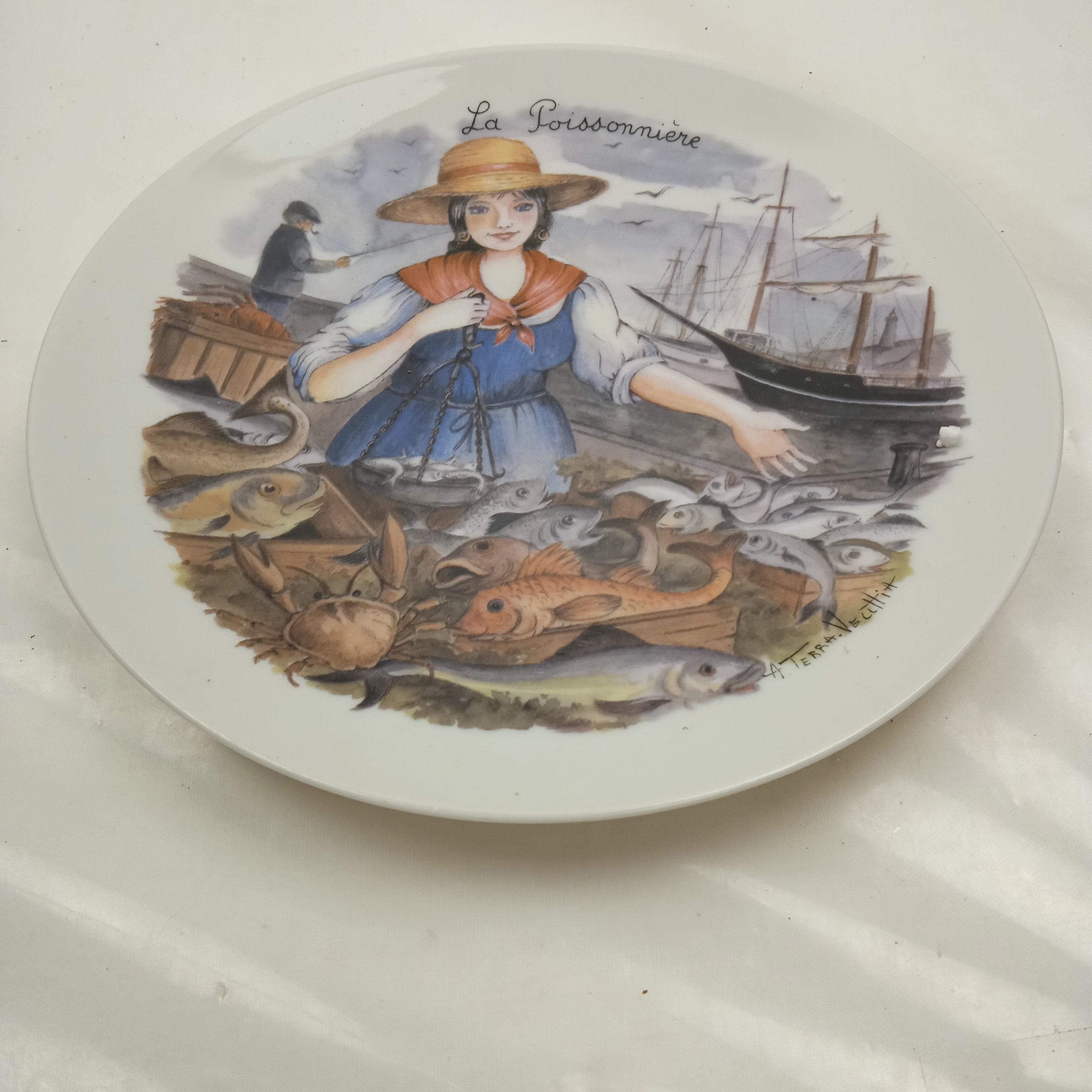 Voir photo 3 de Assiette décorative "La poissonnière" porcelaine de Sologne Assiette décorative "La poissonnière" porcelaine de Sologne Très bon état reconditionné photo 3