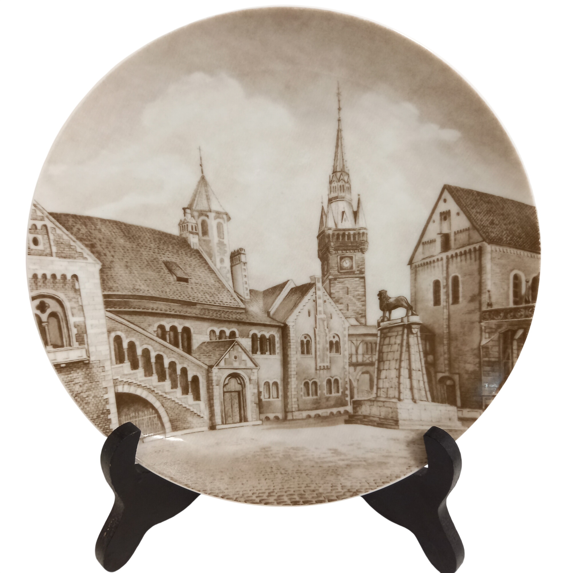 Assiette décorative murale en porcelaine, de marque Forstenberg (Allemagne de l'Ouest) Très bon état - 20,00 € Assiette décorative murale en porcelaine, de marque Forstenberg (Allemagne de l'Ouest) Très bon état reconditionné disponible sur Label Emmaüs