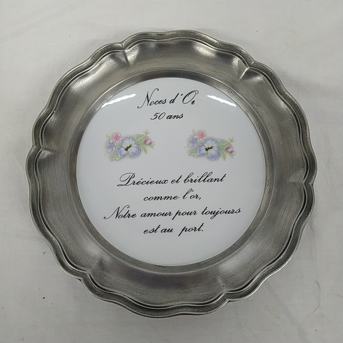 Acheter Assiette décorative "Noces d'or (50 ans)" en porcelaine - 10,50 € Assiette décorative "Noces d'or (50 ans)" en porcelaine reconditionné disponible sur Label Emmaüs