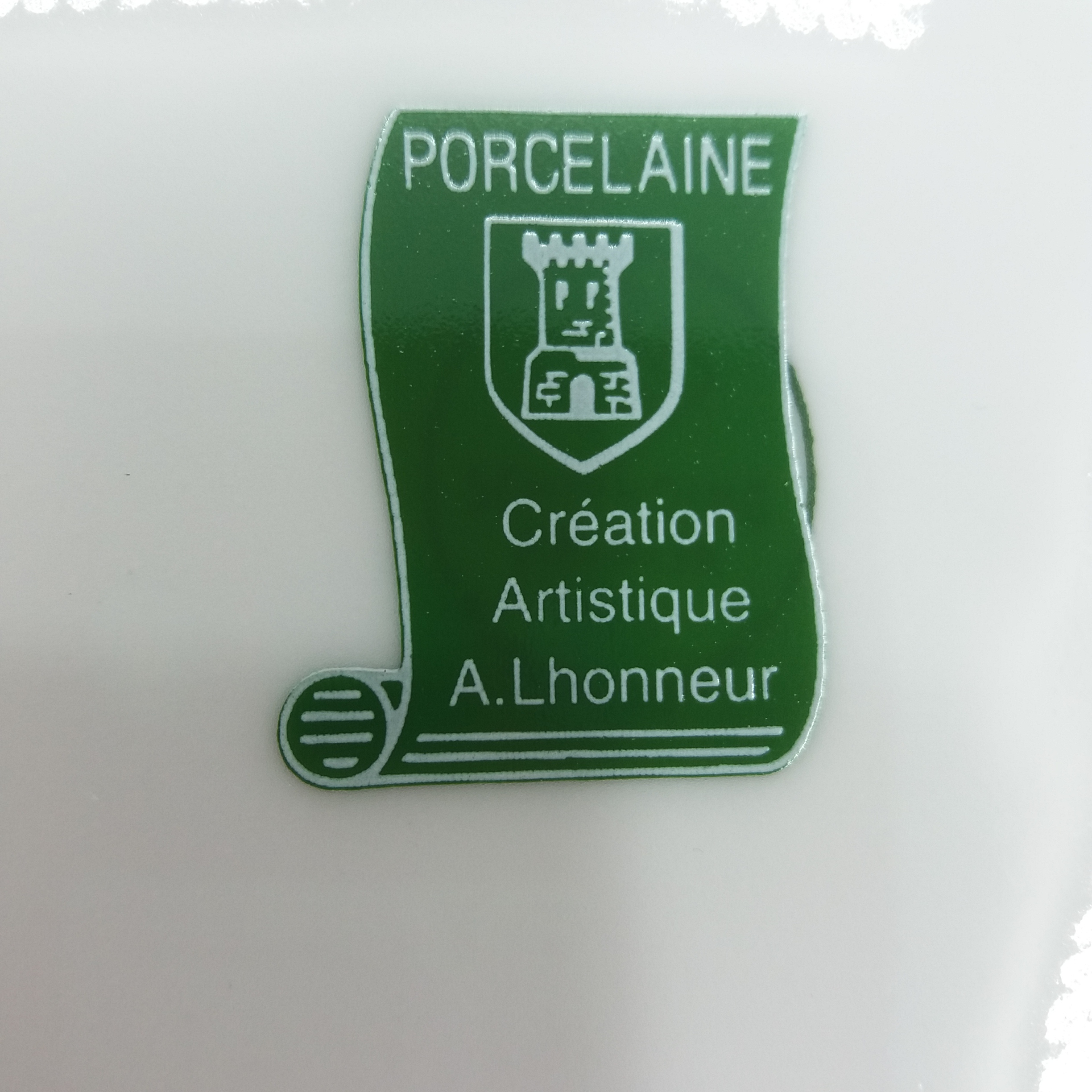 Voir photo 3 de Assiette décorative. Porcelaine. Décor breton. Multicolore. Estampillée au dos « création artistique A. Lhonneur ». Assiette décorative. Porcelaine. Décor breton. Multicolore. Estampillée au dos « création artistique A. Lhonneur ». Très bon état reconditionné photo 3
